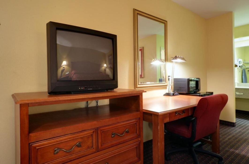 Americas Best Value Inn Yukon photo 10