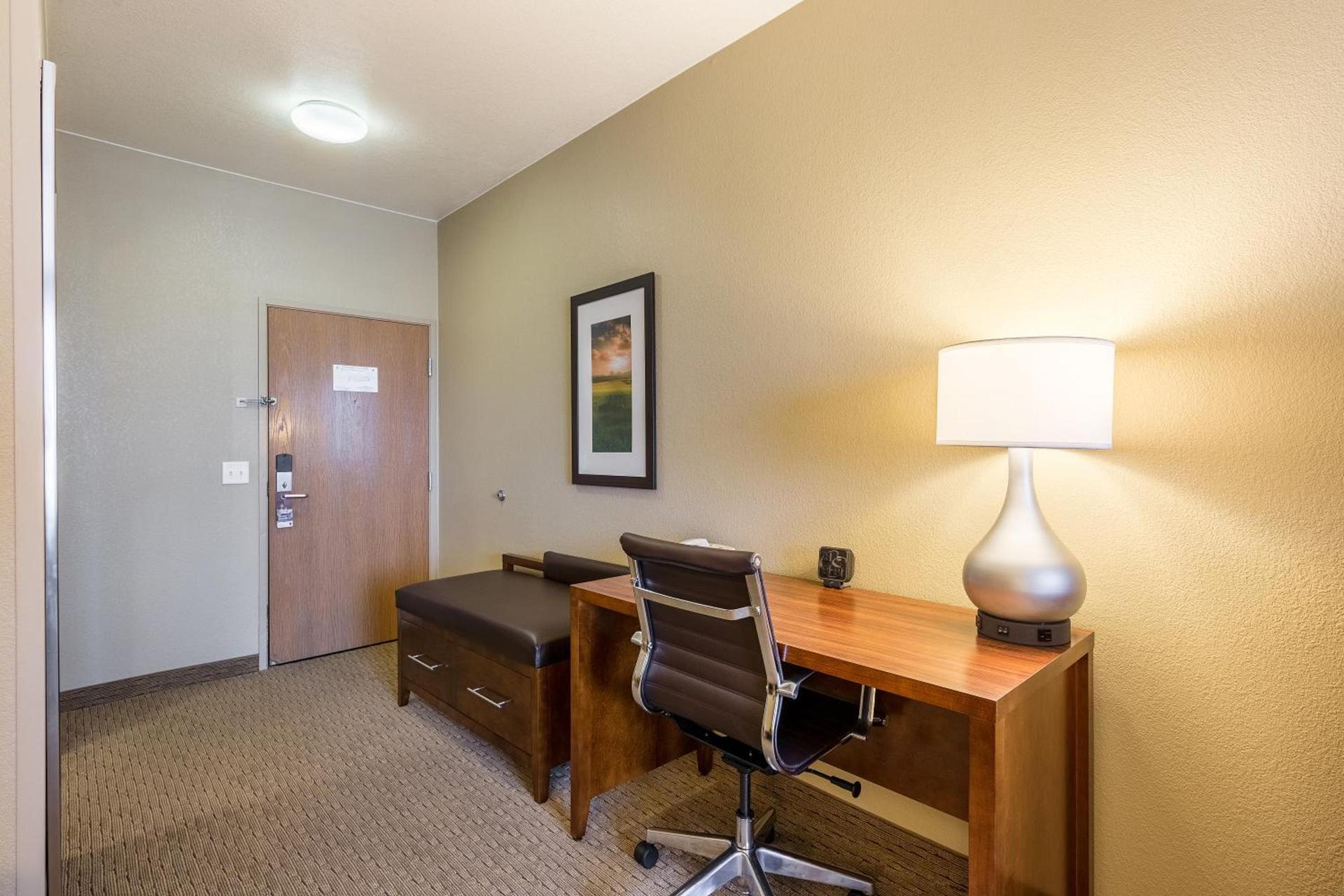 Comfort Suites Burlington photo 7