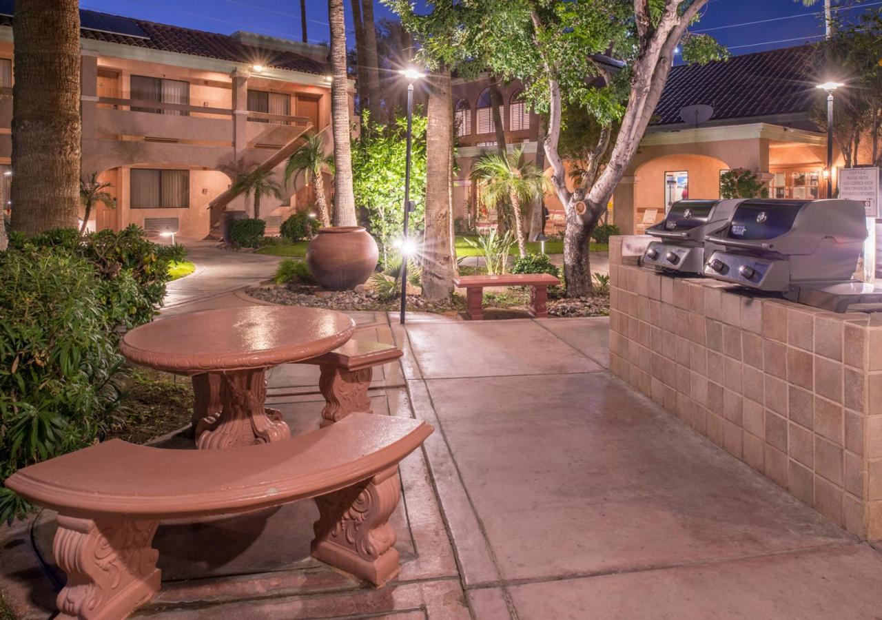 La Fuente Inn & Suites photo 8