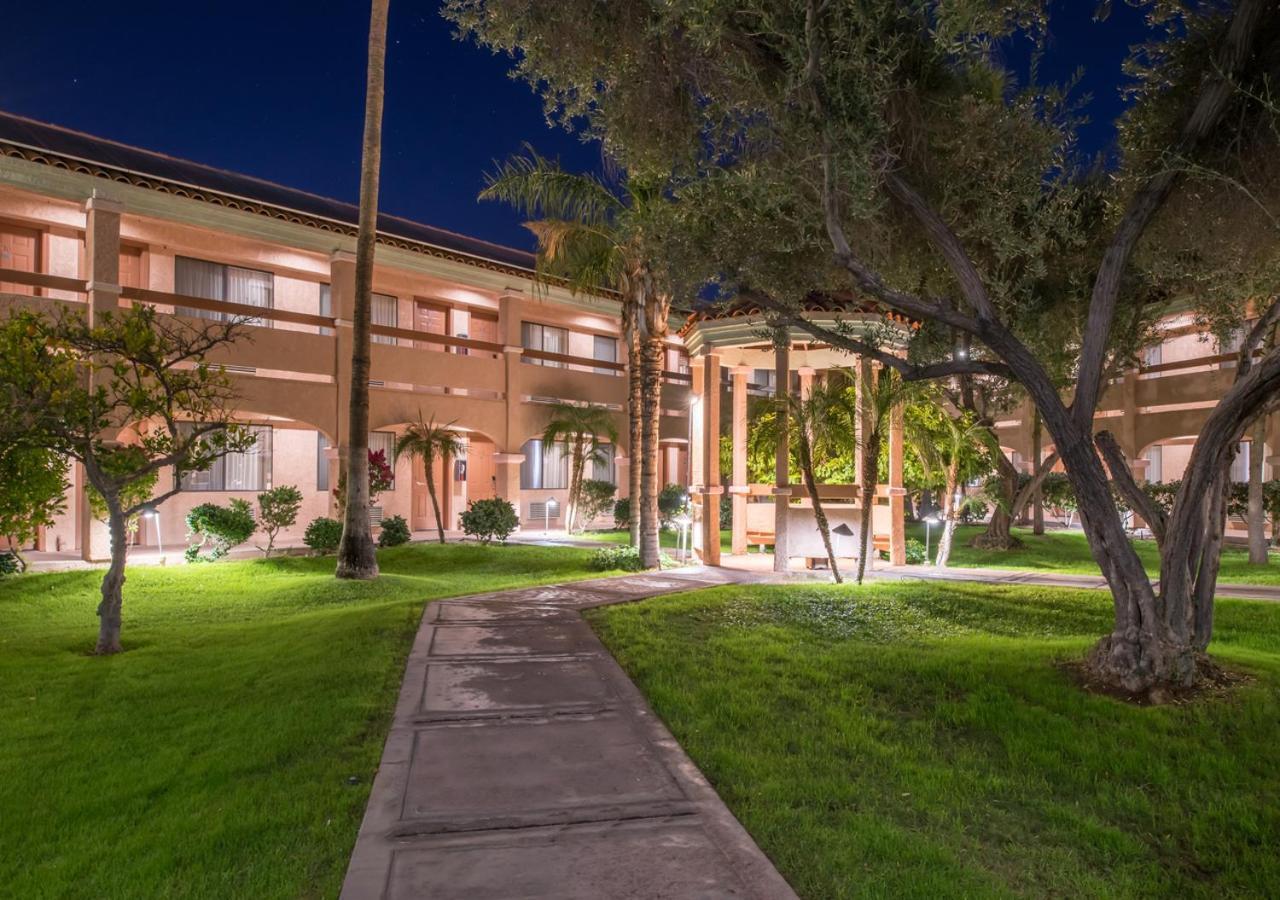 La Fuente Inn & Suites photo 11
