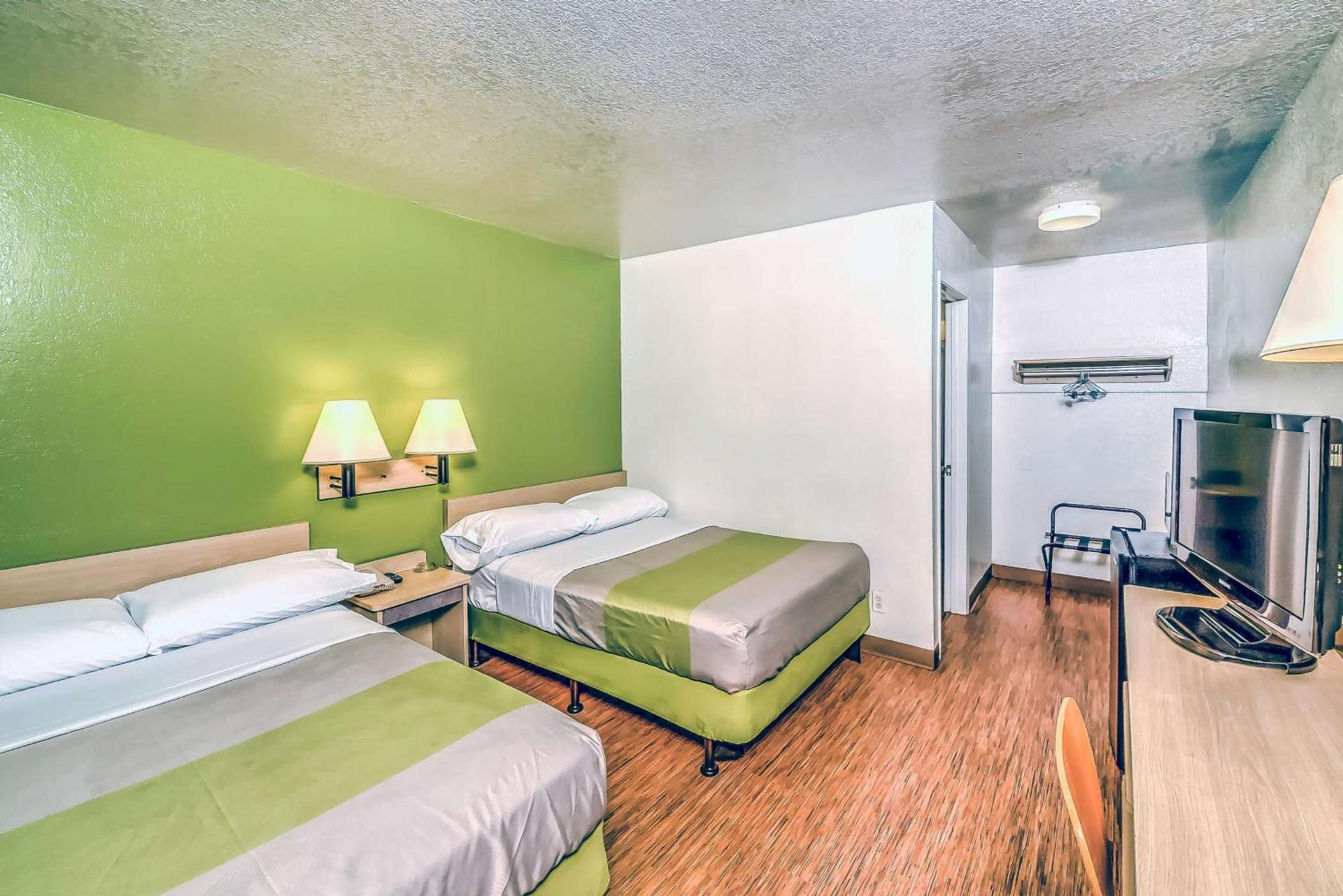 Motel 6 Colorado Springs, CO – South/Metro Area photo 11