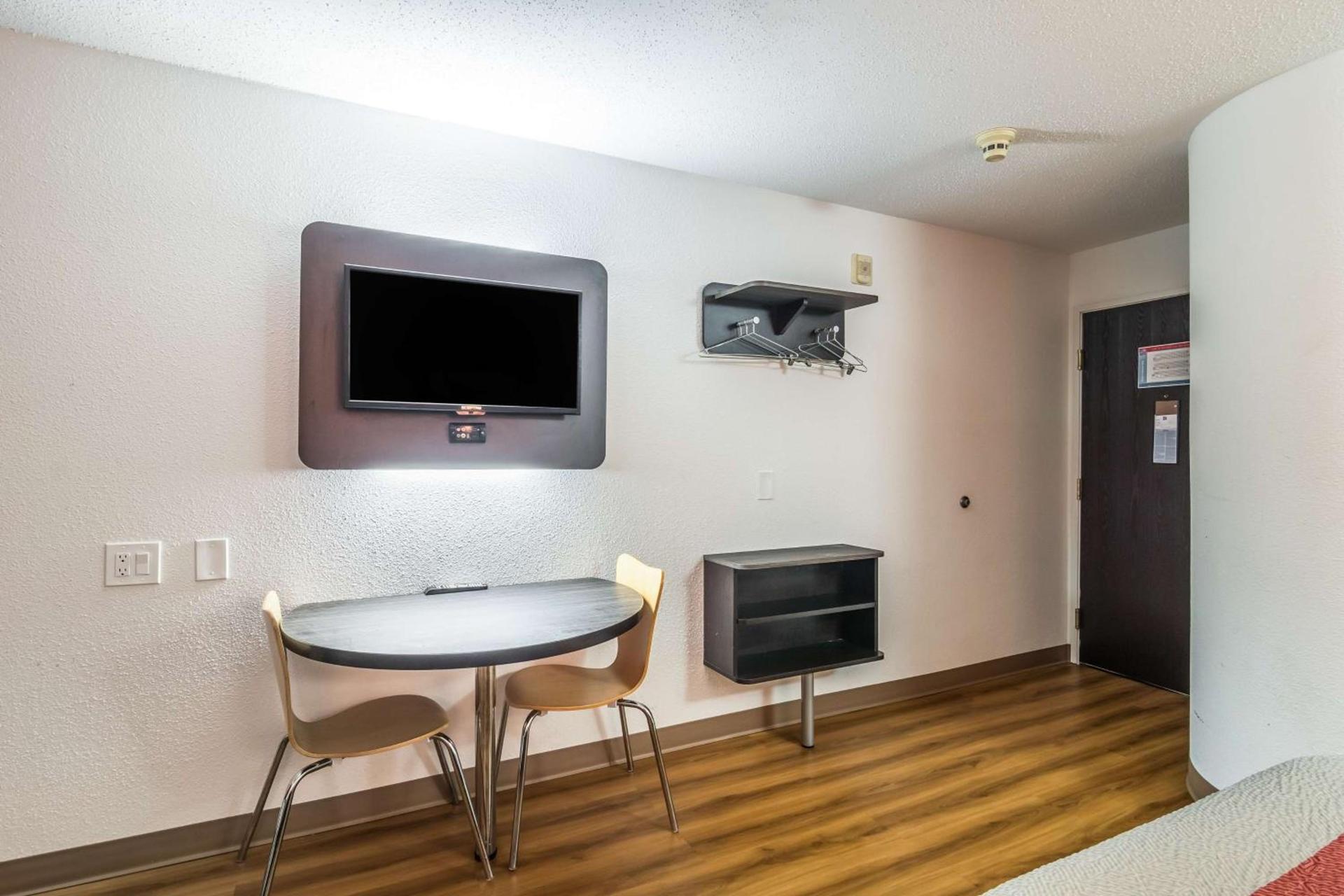 Motel 6-Harvey, IL photo 11