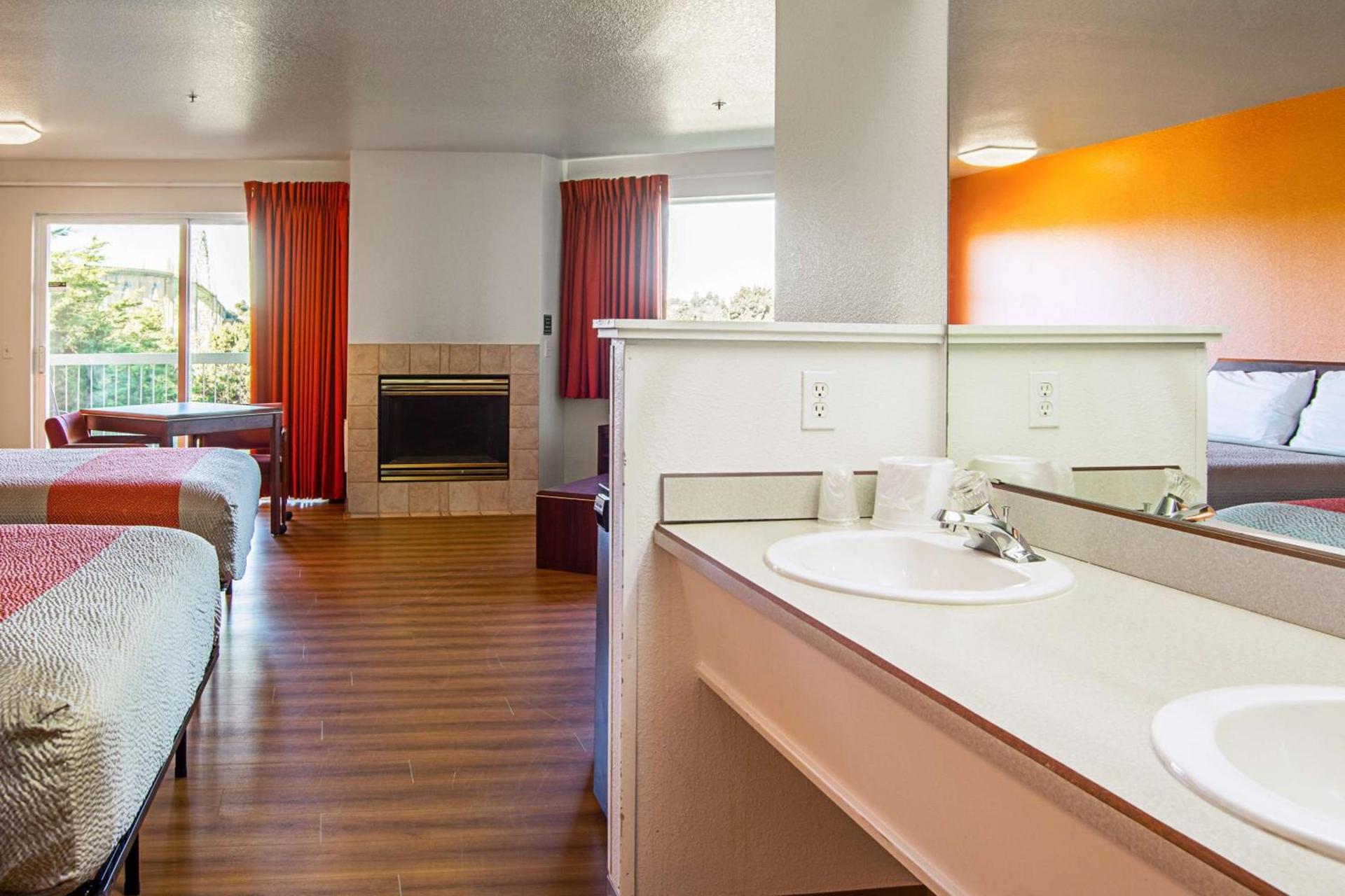 Motel 6-Newport, OR photo 37