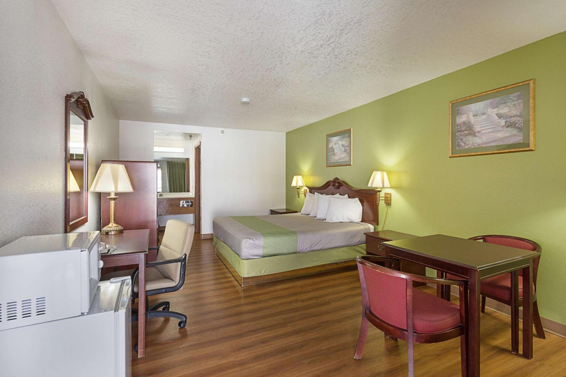 Rodeway Inn Santa Rosa photo 11