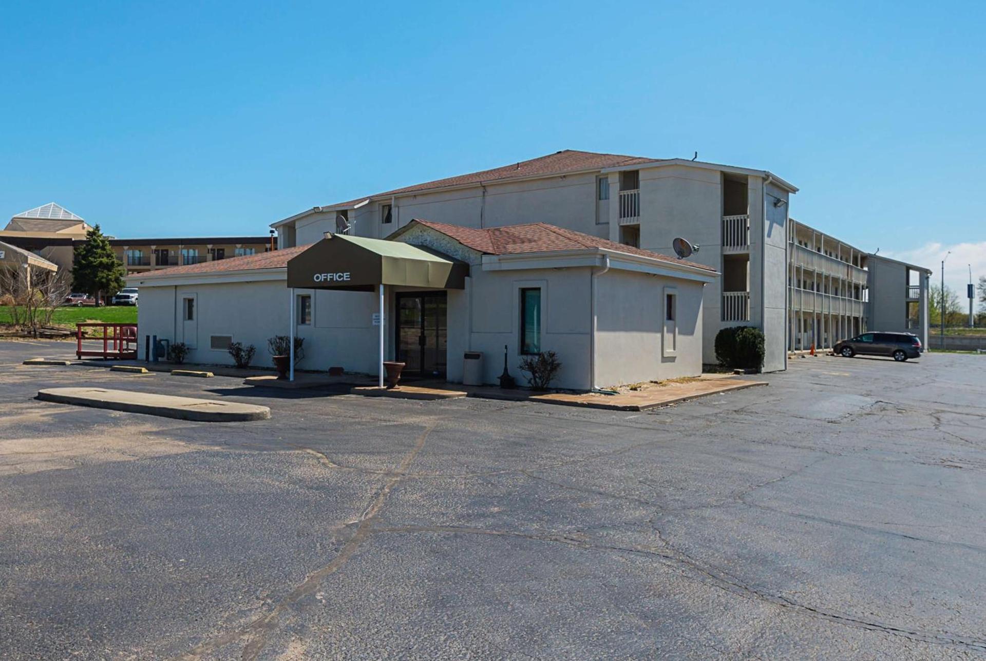 Motel 6-Blue Springs, MO photo 8
