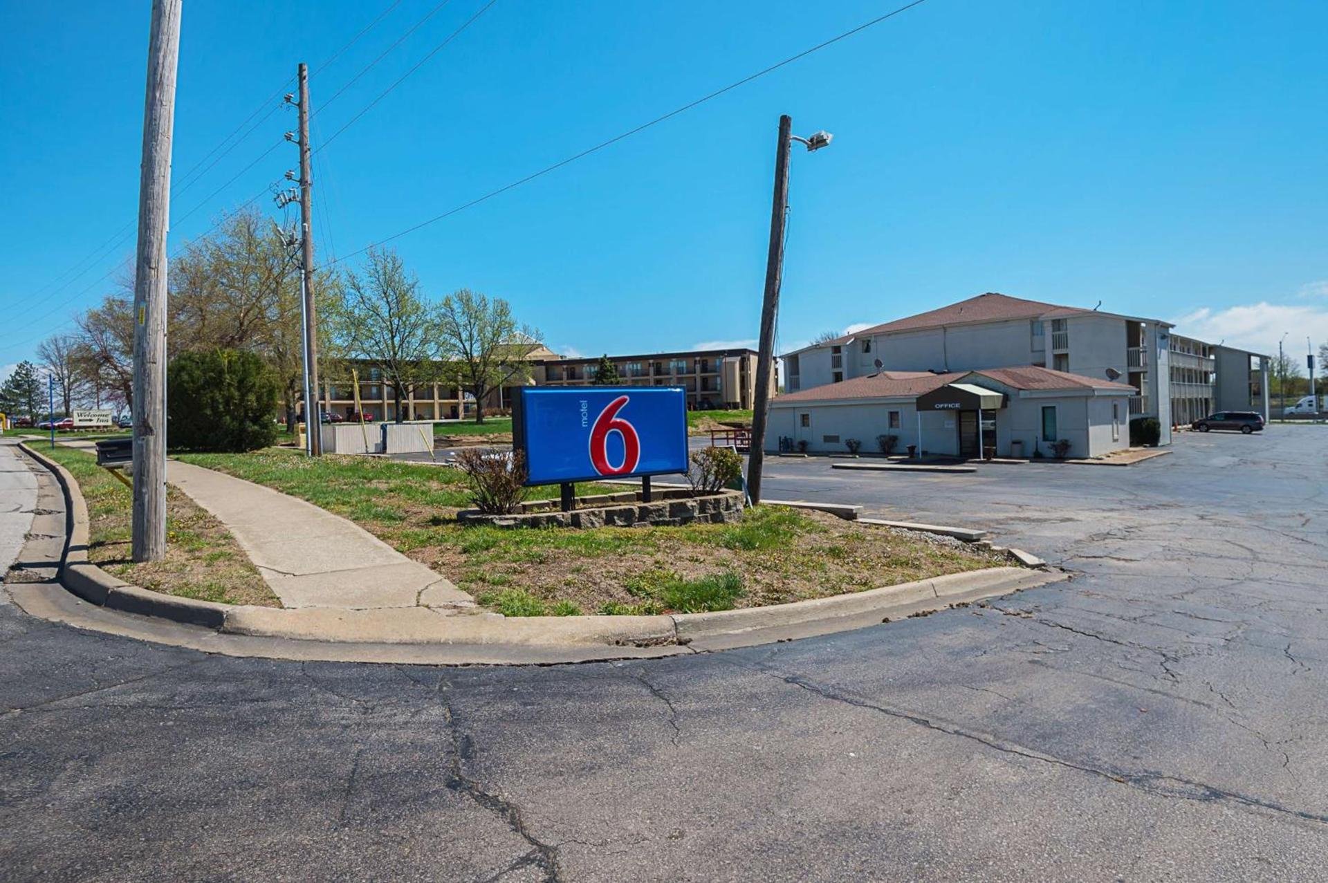 Motel 6-Blue Springs, MO photo 10