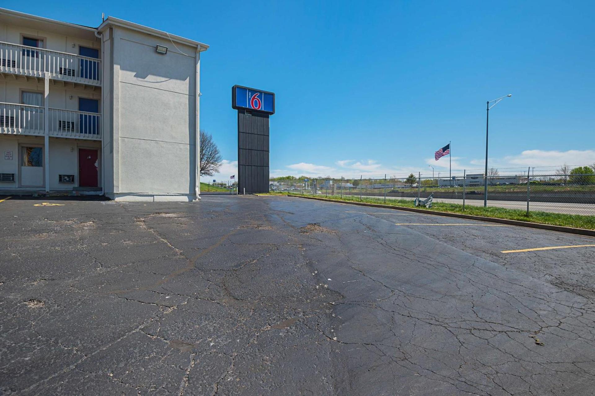 Motel 6-Blue Springs, MO photo 6
