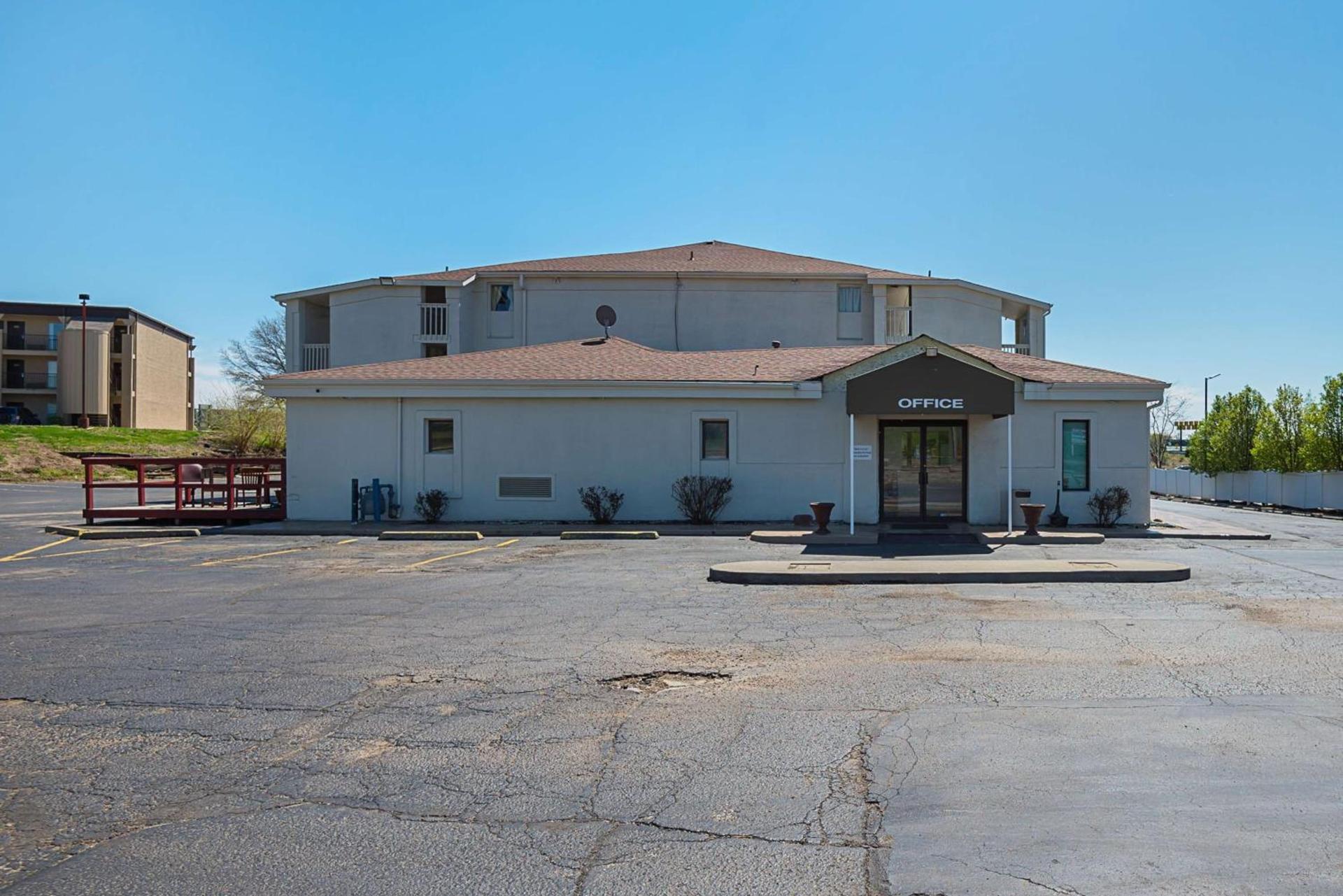 Motel 6-Blue Springs, MO photo 9