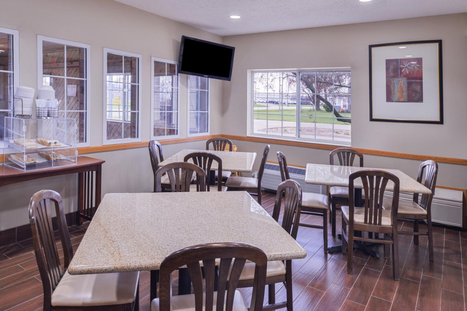 Regency Inn Geneseo IL photo 12