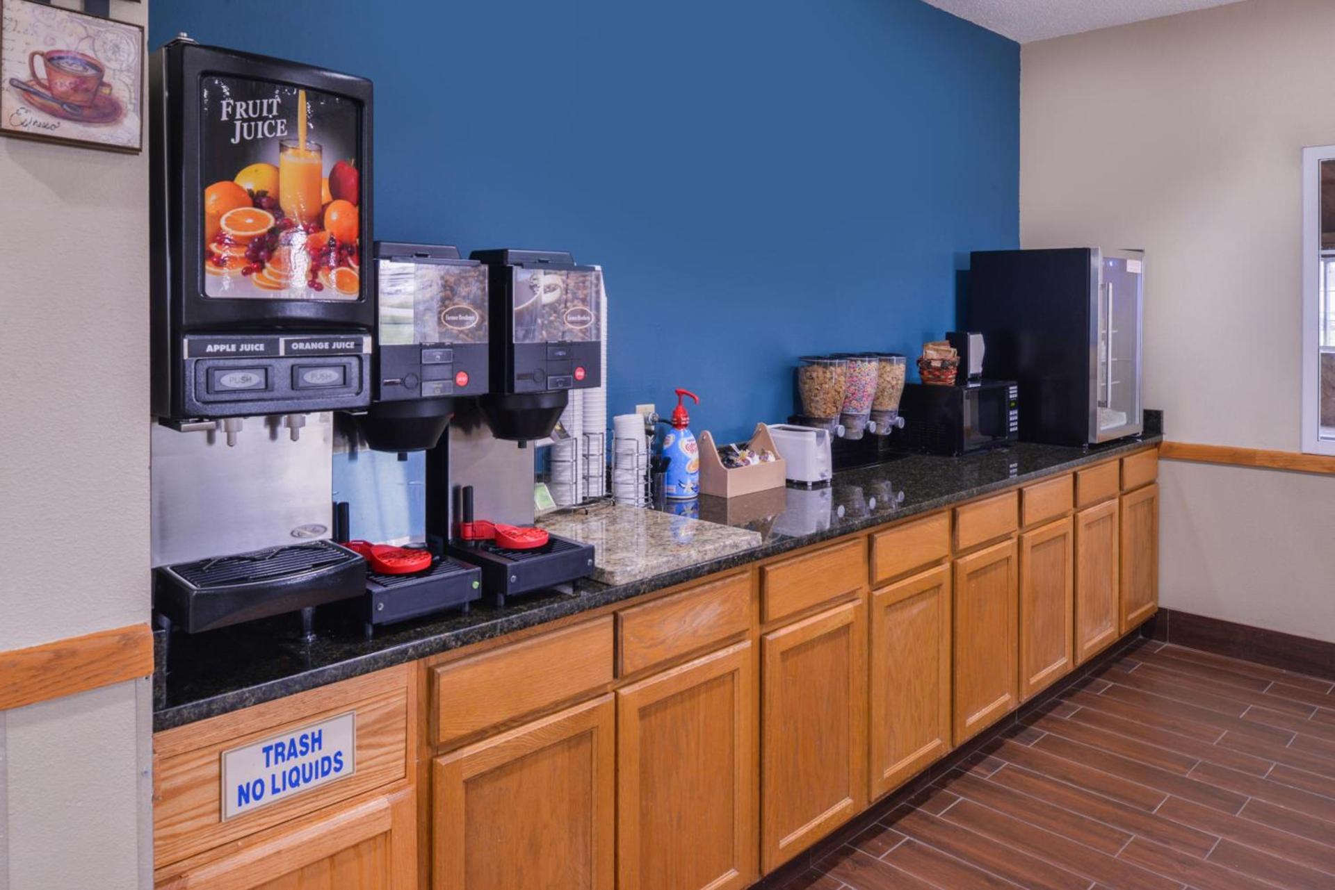 Regency Inn Geneseo IL photo 15