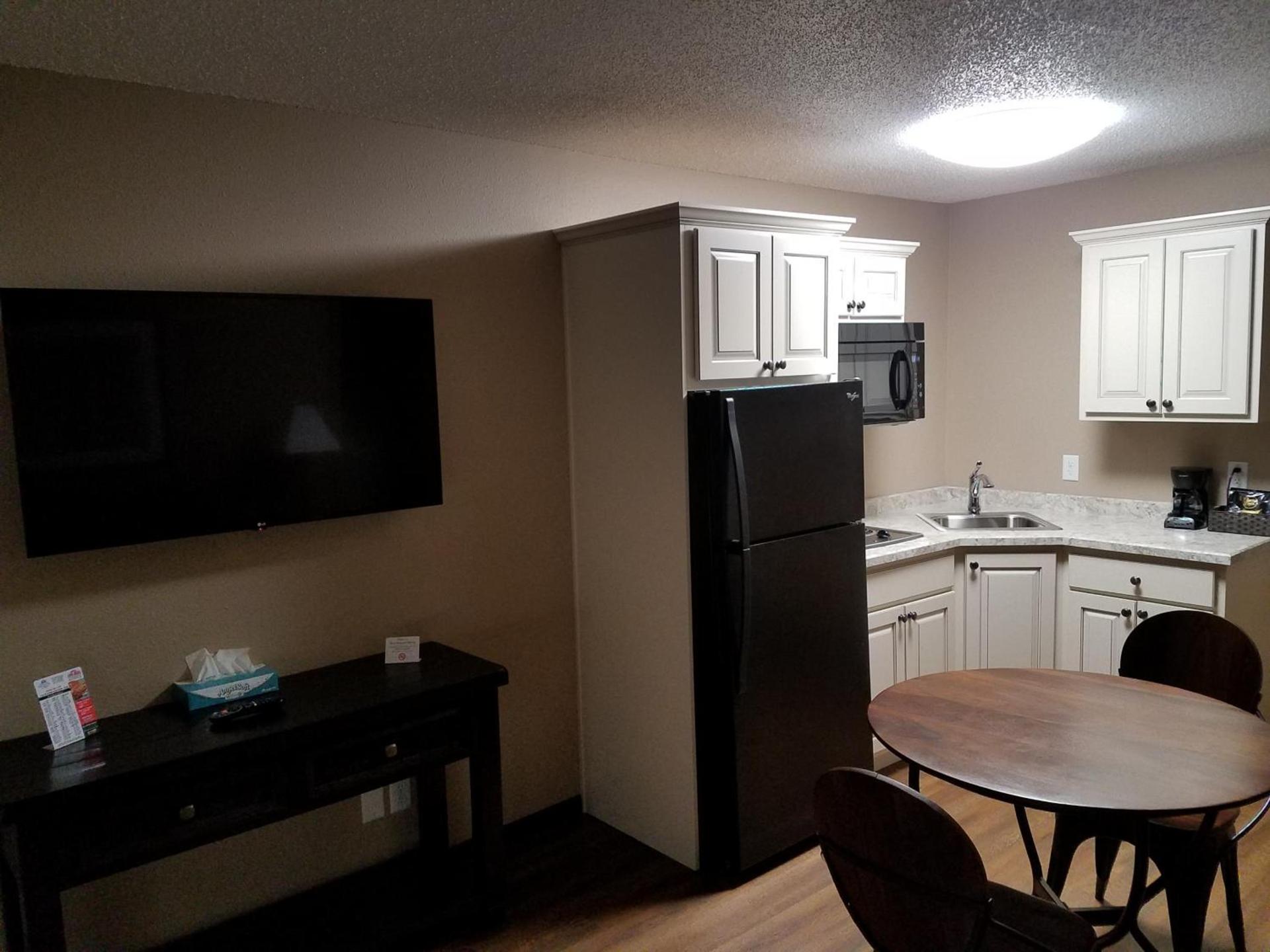 Americas Best Value Inn and Suites Bismarck photo 2