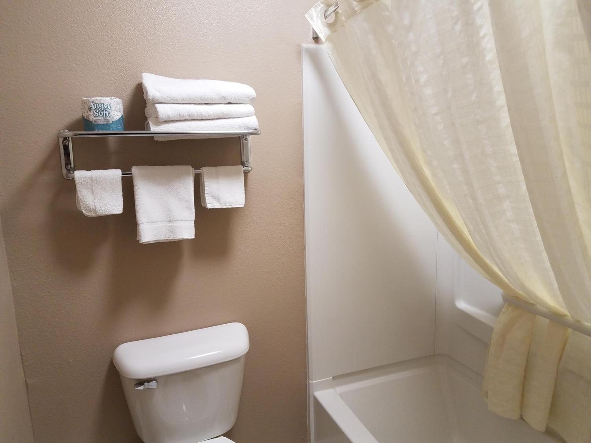 Americas Best Value Inn and Suites Bismarck photo 5
