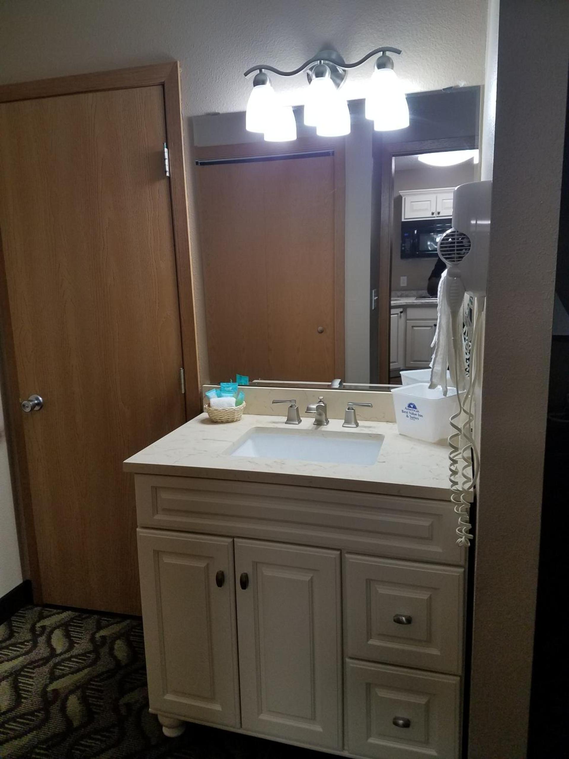 Americas Best Value Inn and Suites Bismarck photo 4