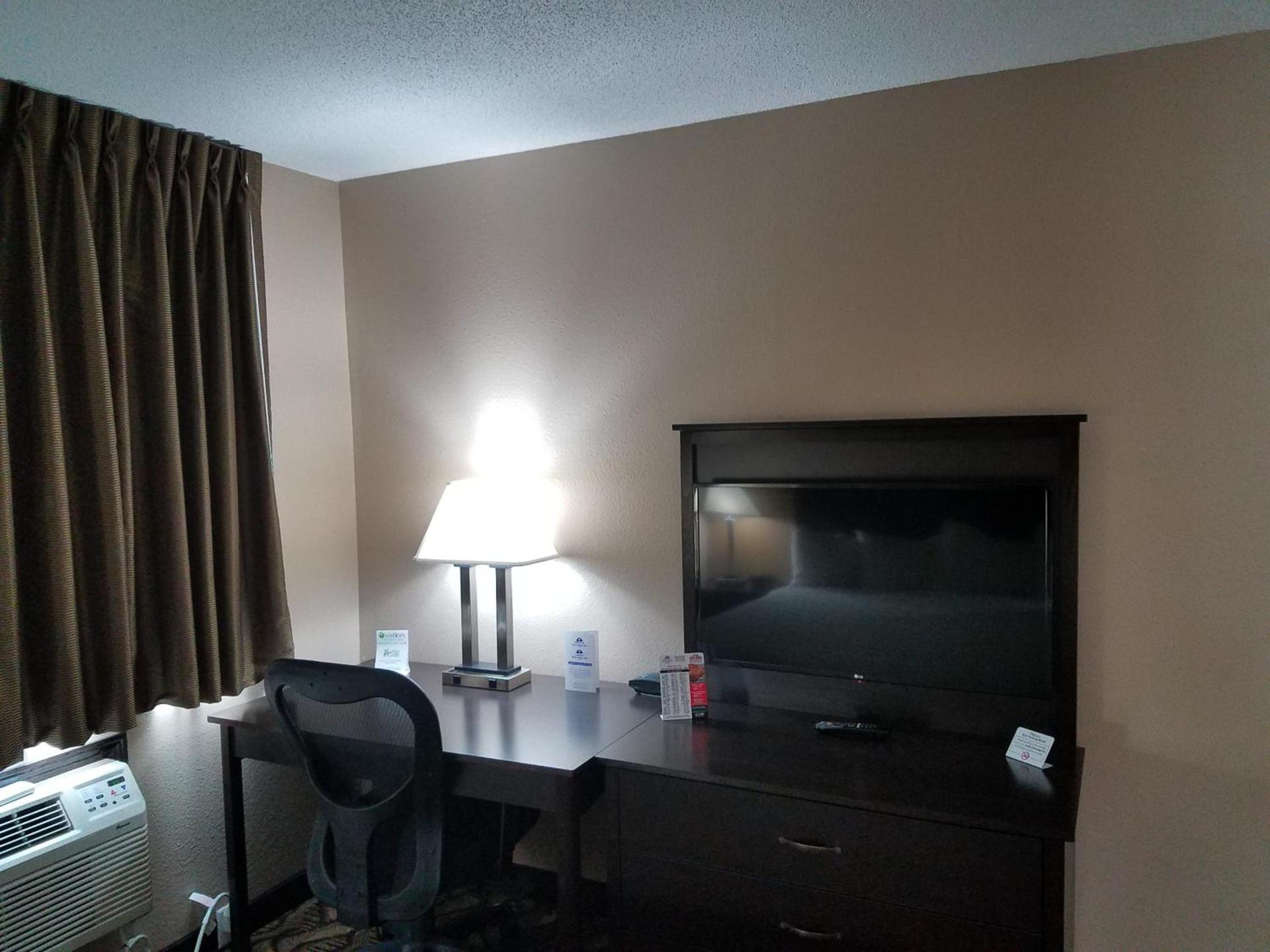 Americas Best Value Inn and Suites Bismarck photo 3