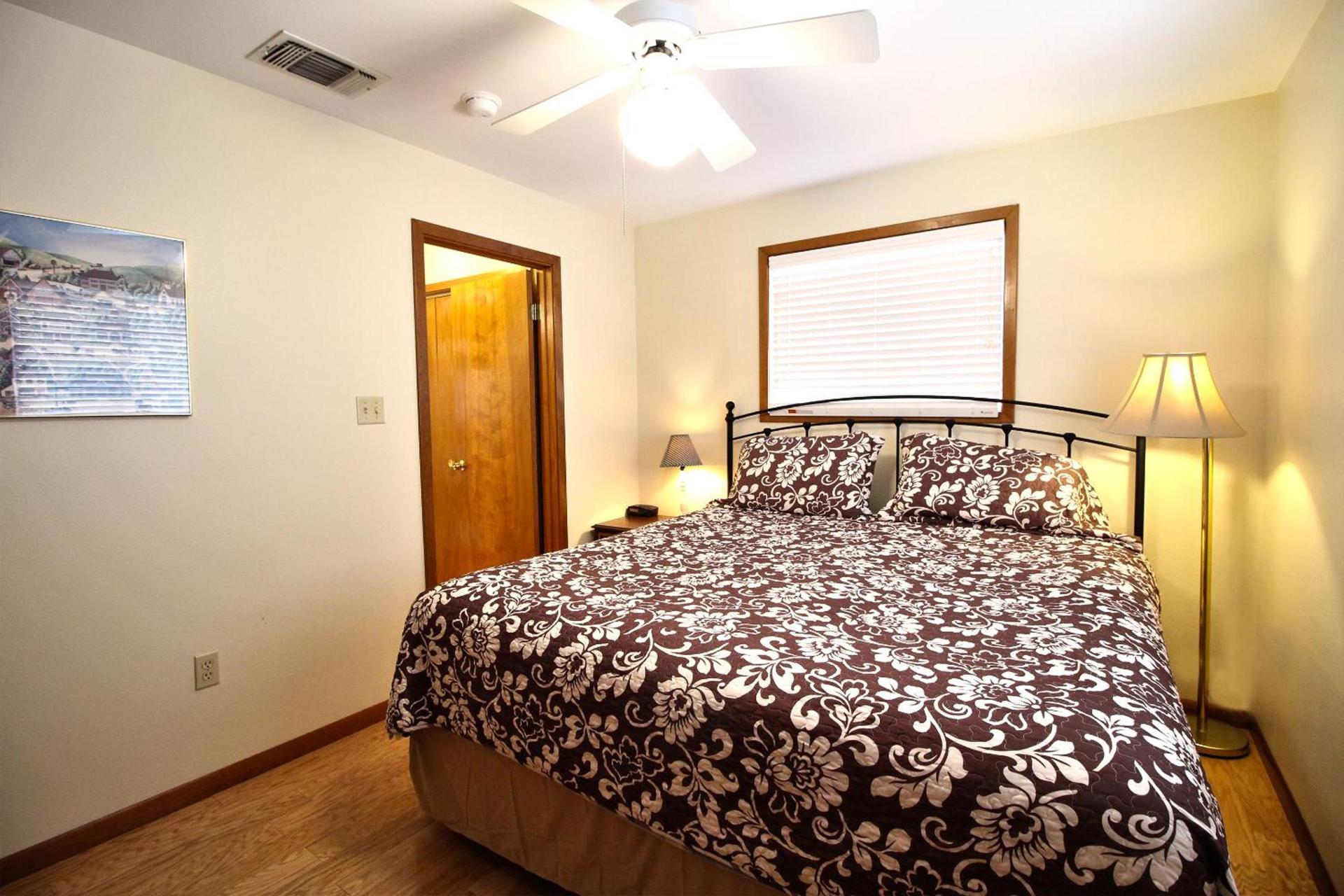 Peach Tree Inn & Suites photo 6