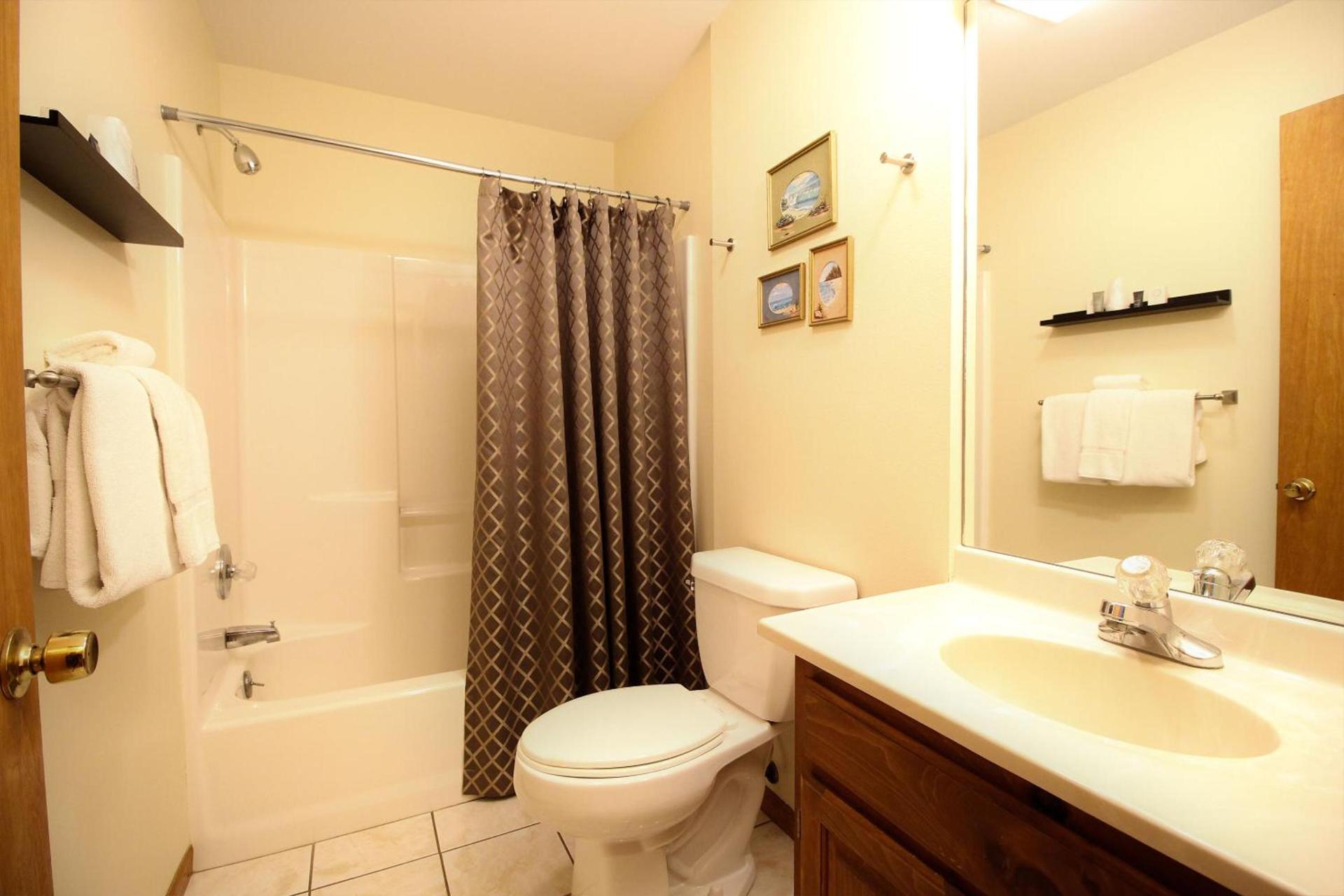 Peach Tree Inn & Suites photo 40
