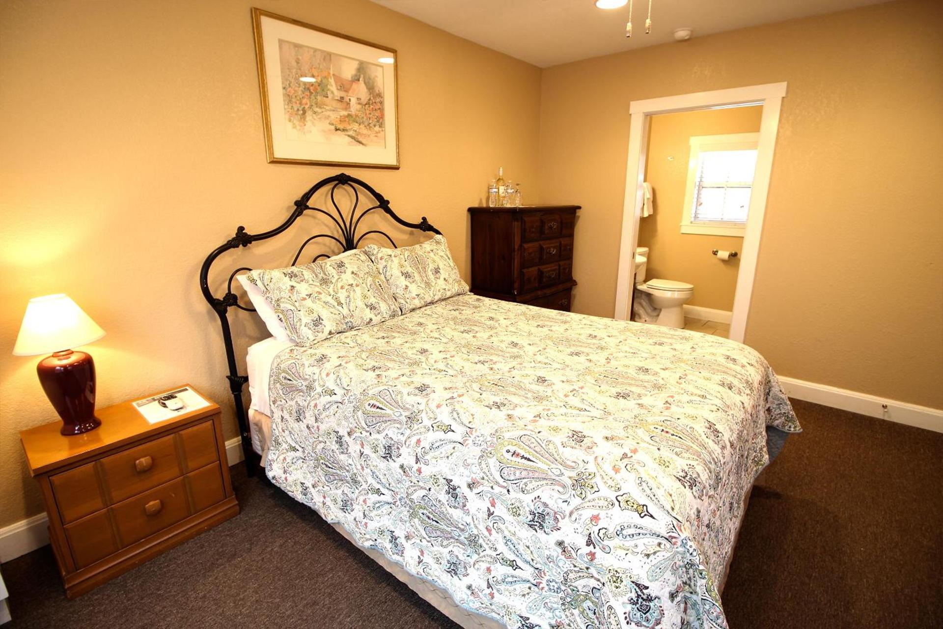 Peach Tree Inn & Suites photo 9