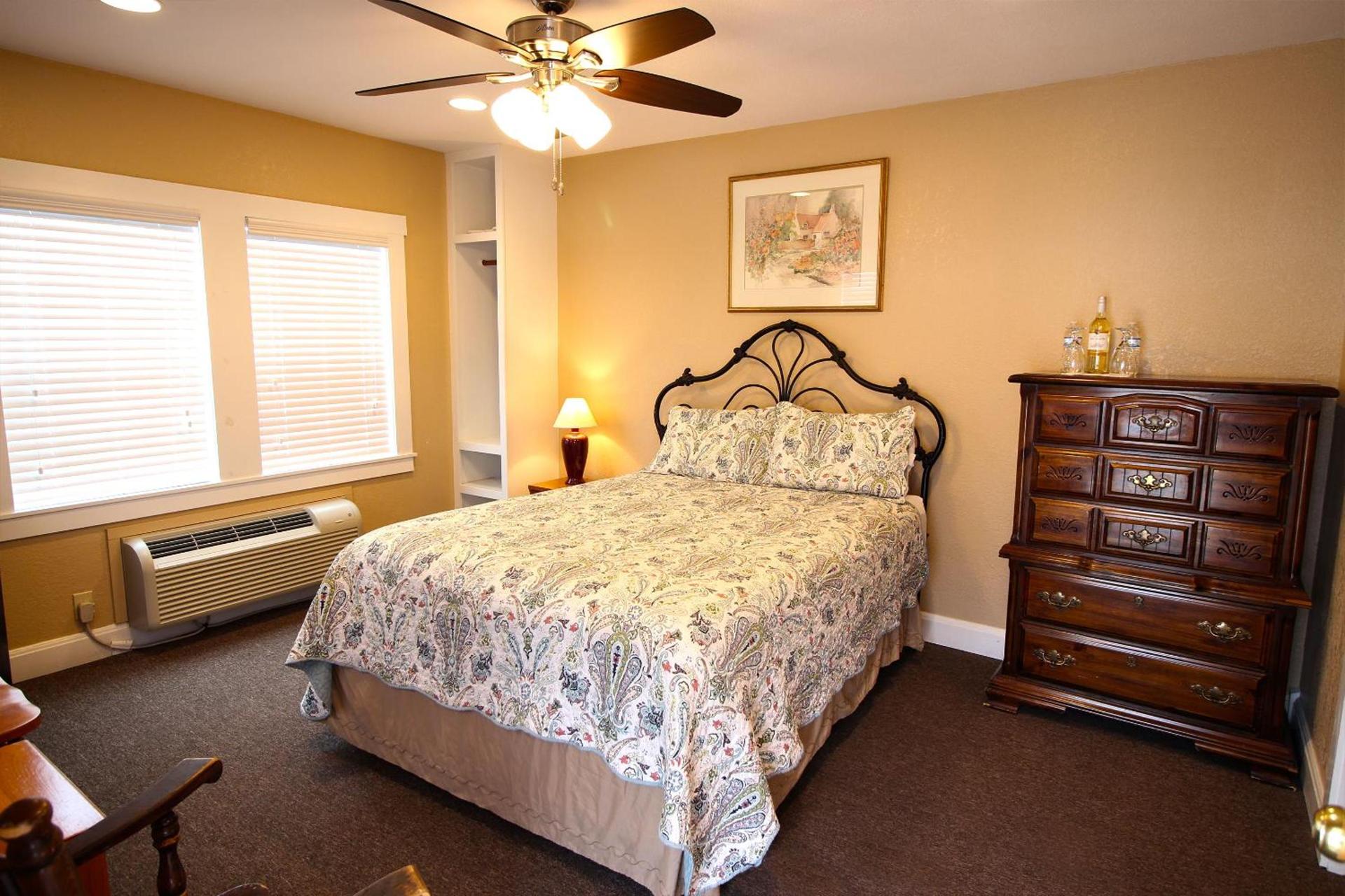 Peach Tree Inn & Suites photo 2