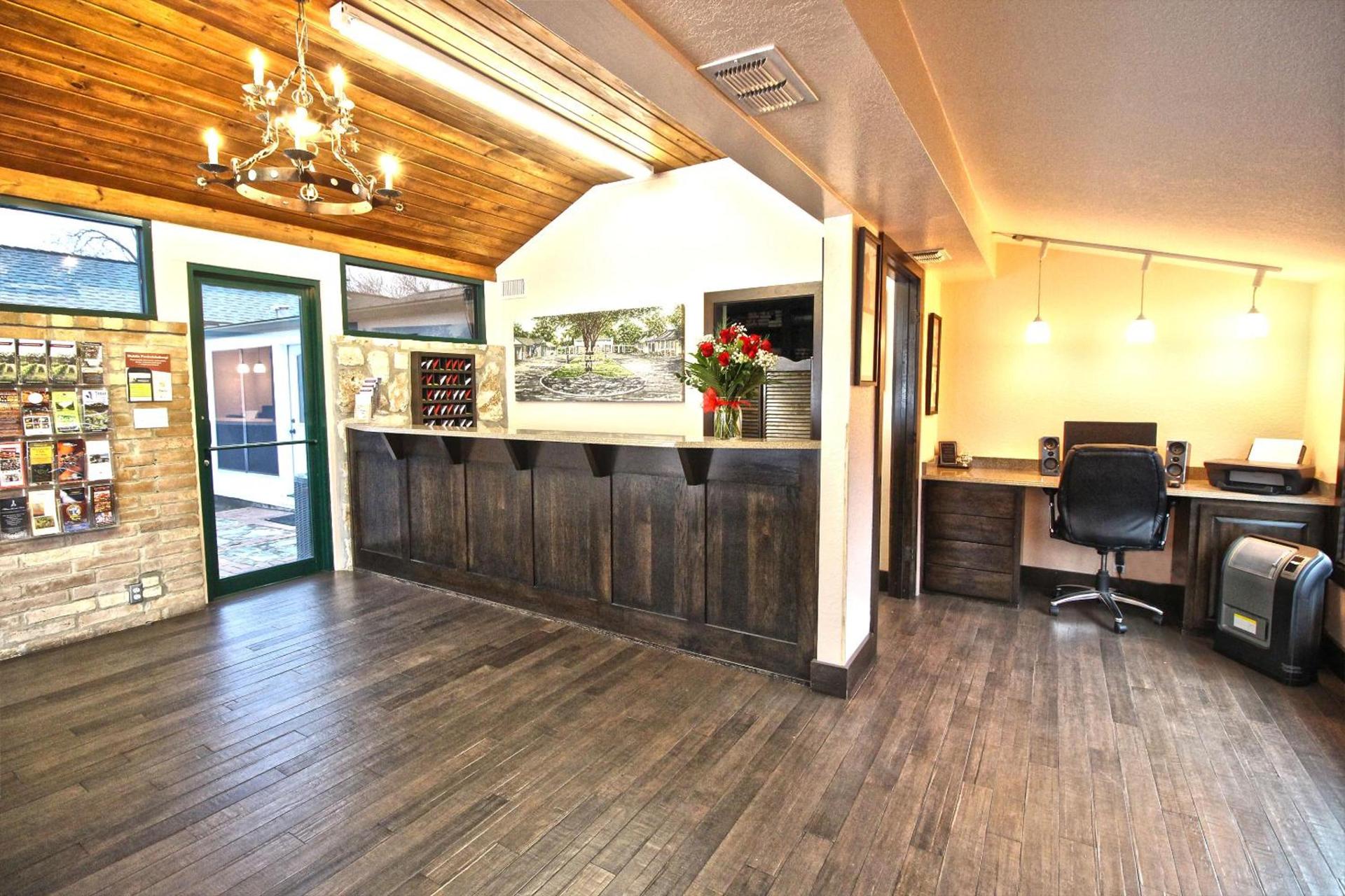 Peach Tree Inn & Suites photo 58
