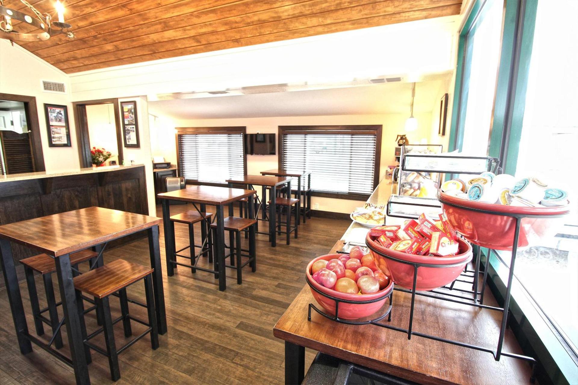 Peach Tree Inn & Suites photo 61