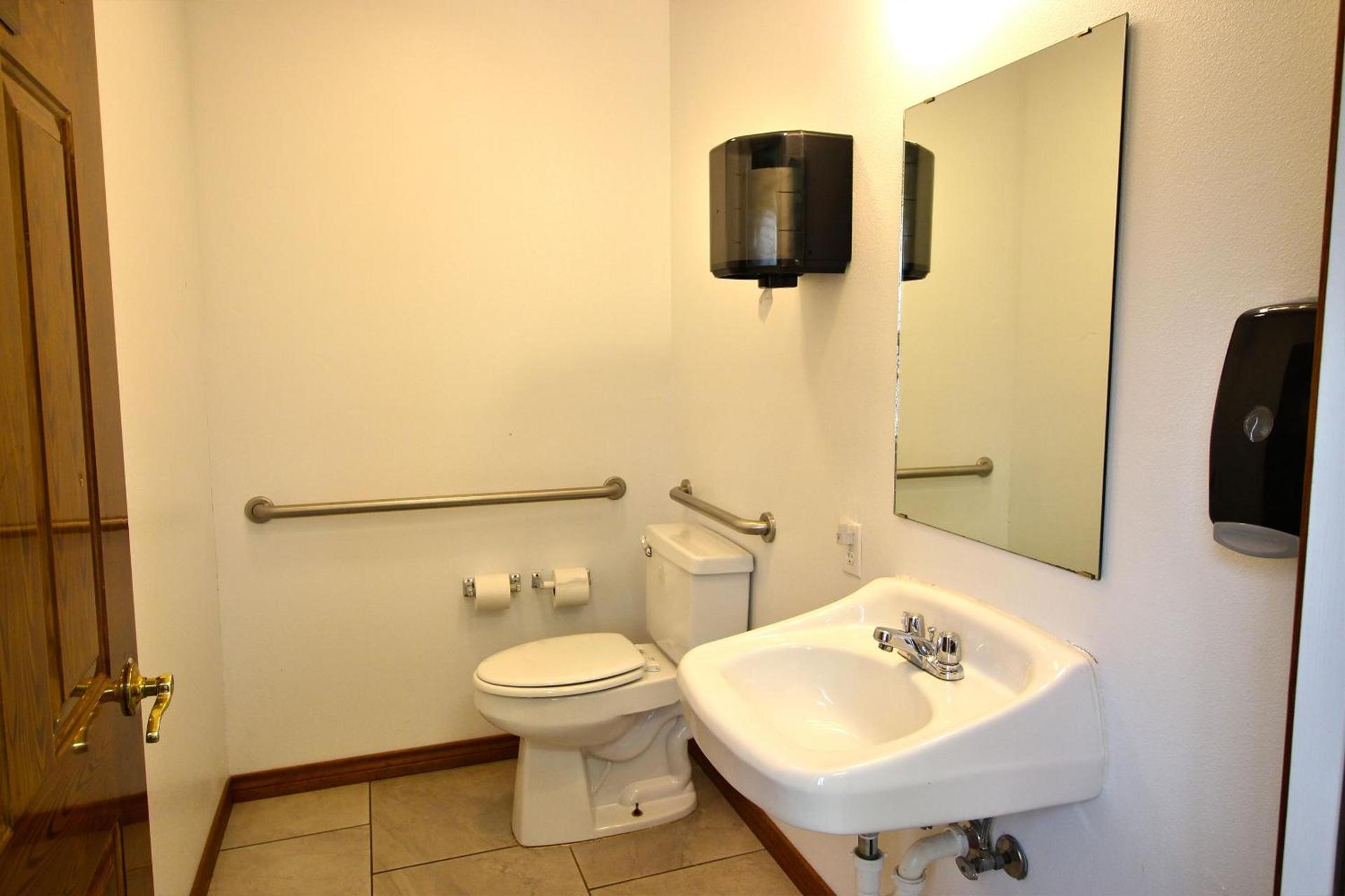 Peach Tree Inn & Suites photo 67