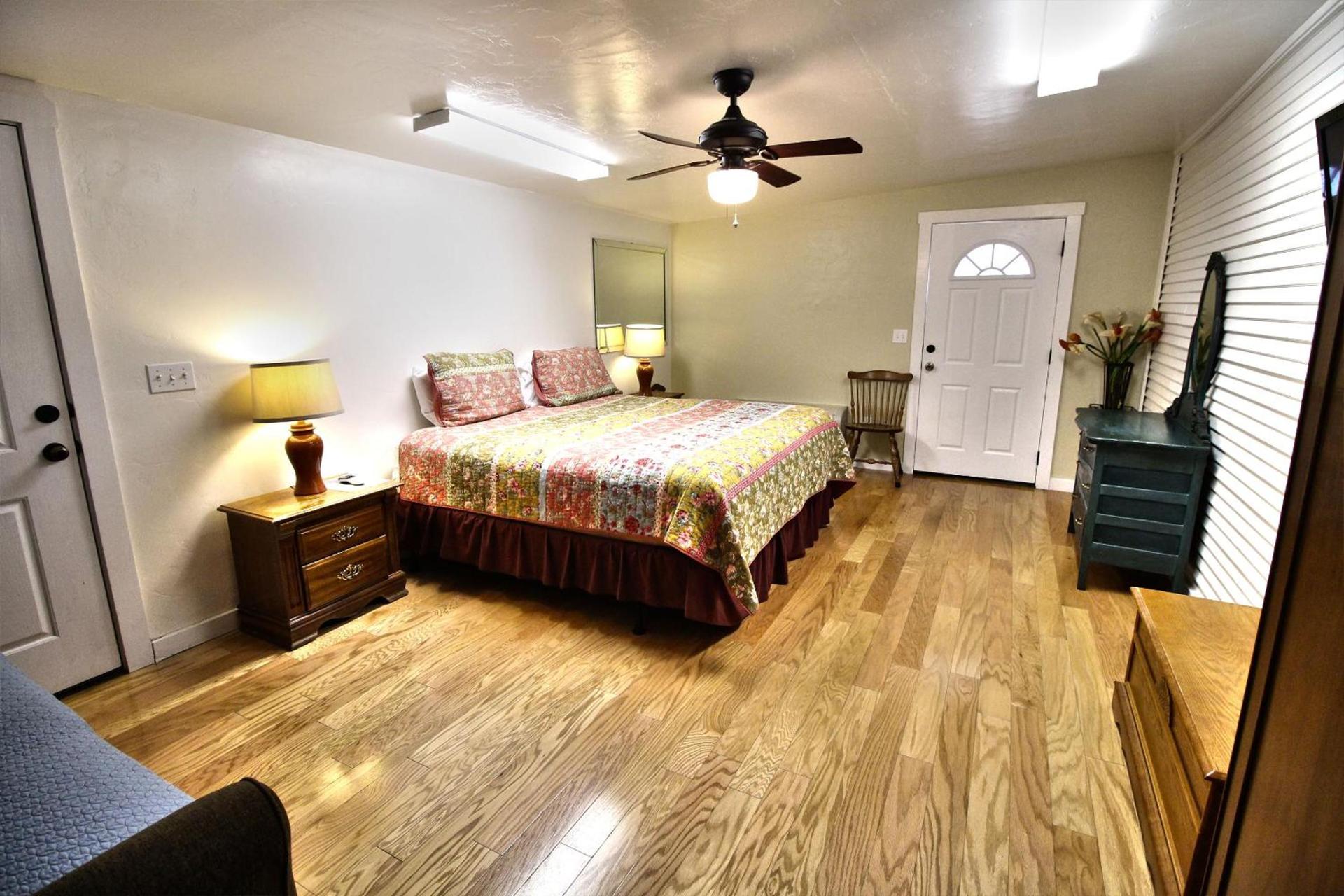 Peach Tree Inn & Suites photo 24
