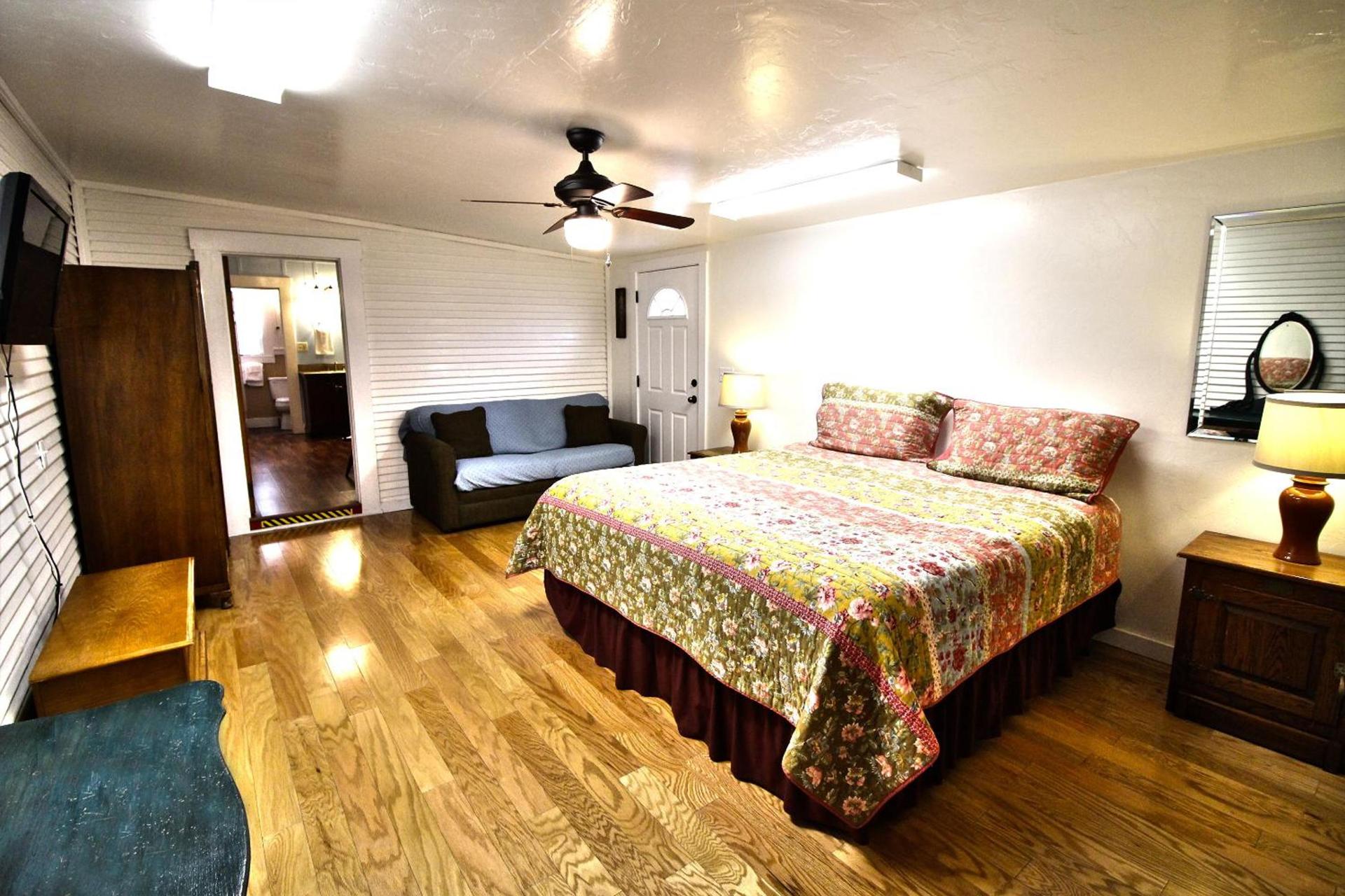 Peach Tree Inn & Suites photo 25