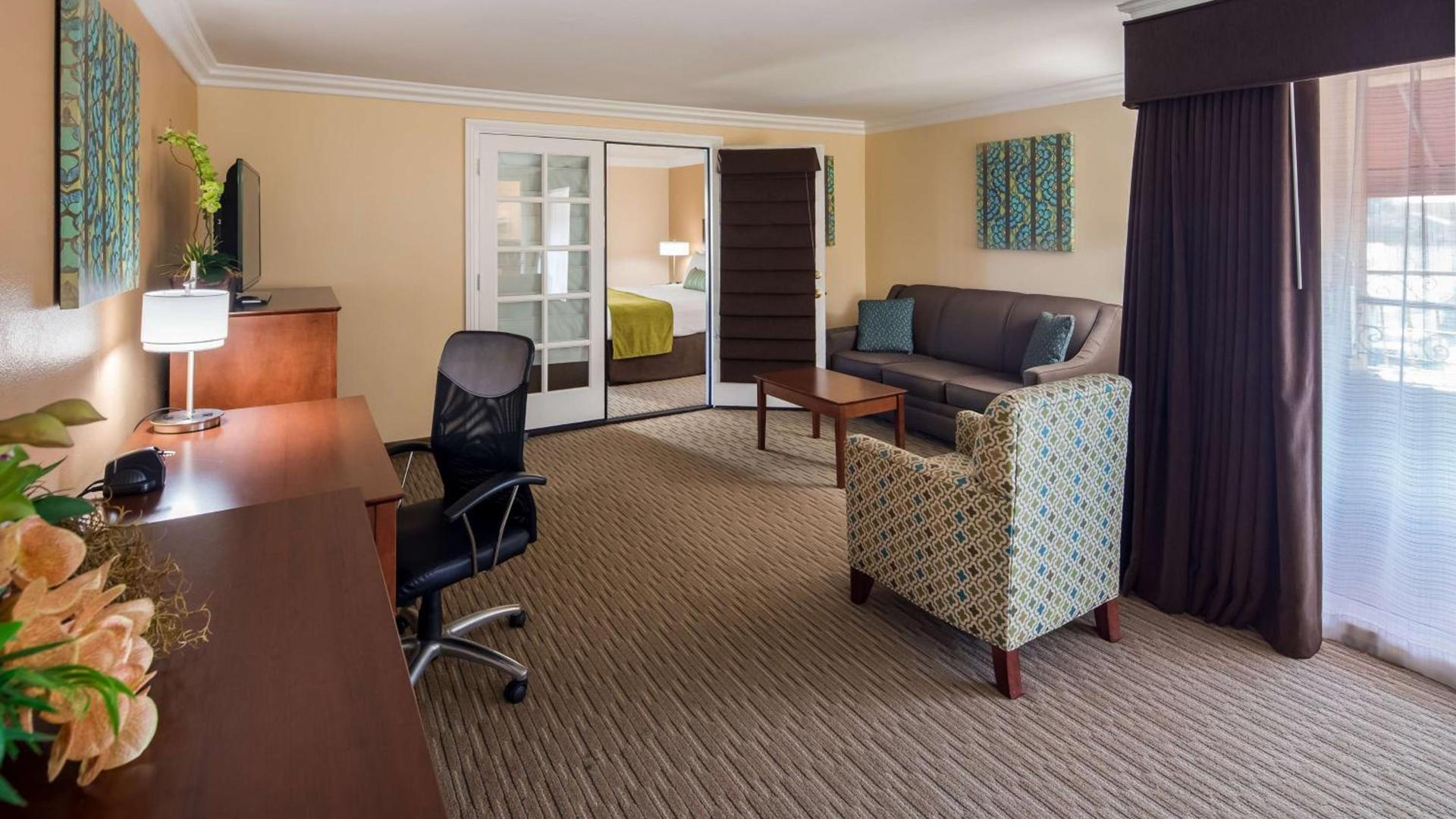 Best Western Harbour Inn & Suites Huntington - Sunset Beach photo 17