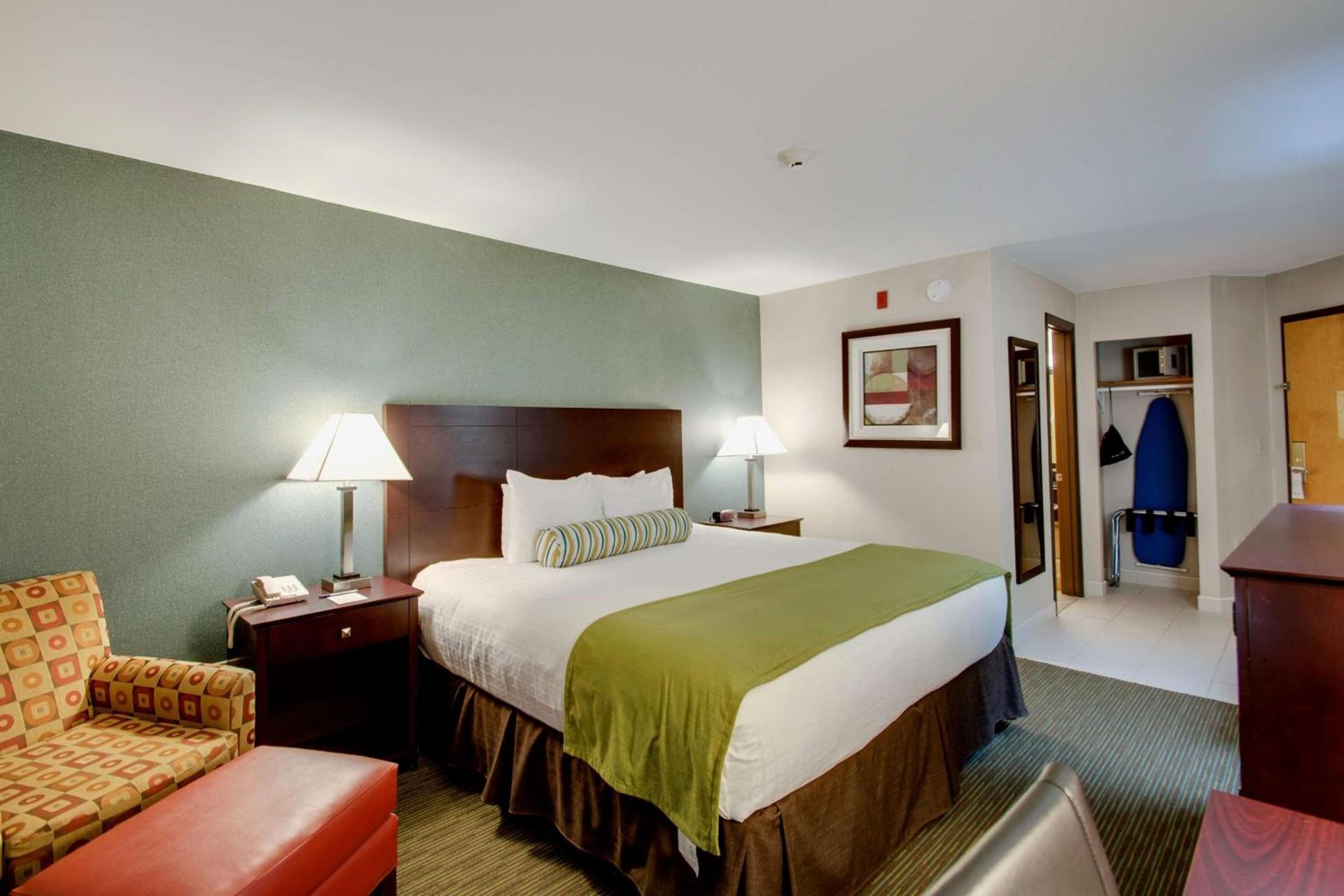 Best Western Plus, The Inn at Hampton photo 26