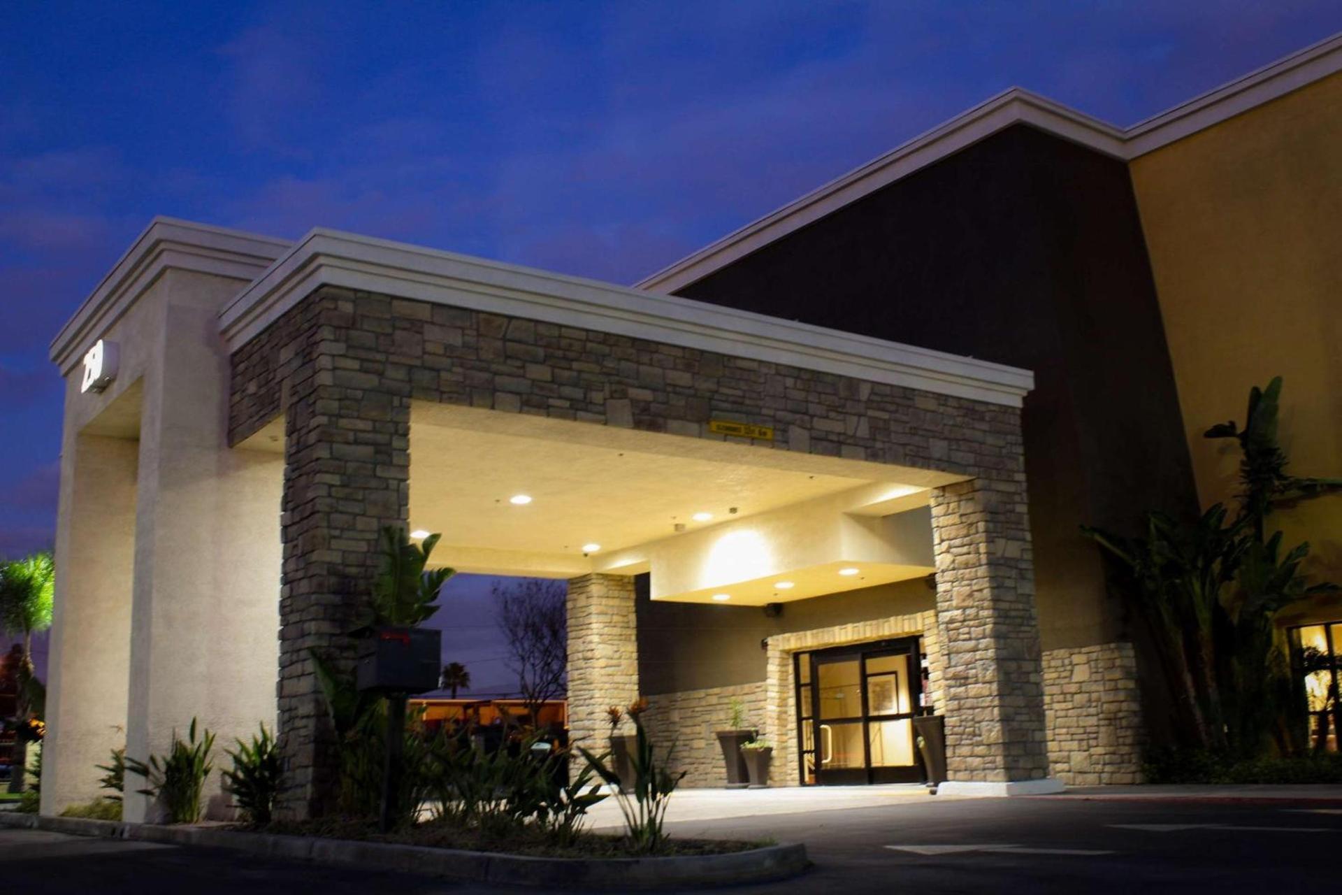 Best Western Plus Arrowhead Hotel — hotel in Colton