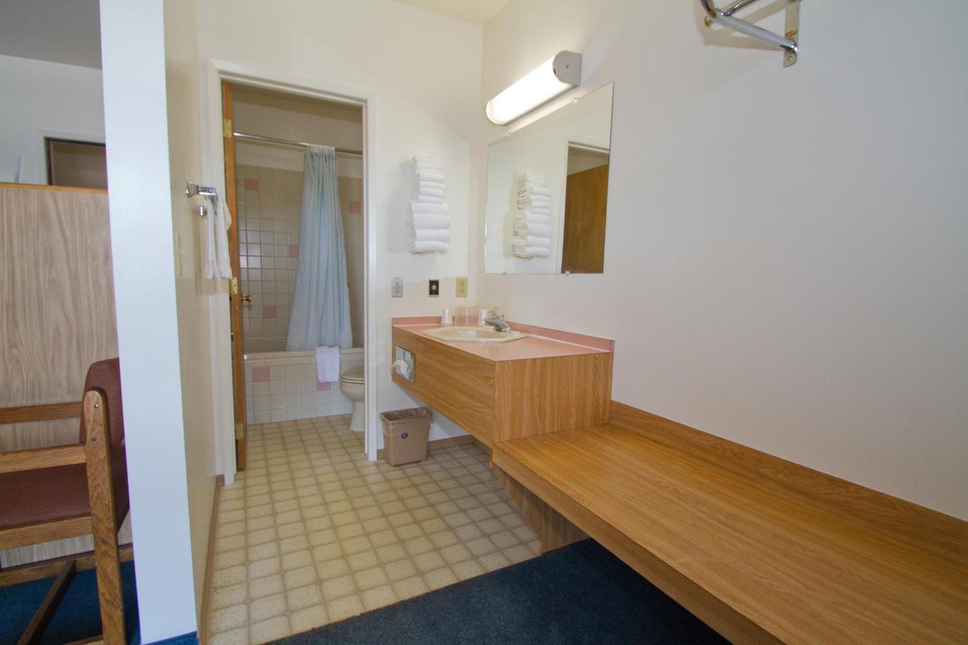 Brooks St. Motor Inn photo 18