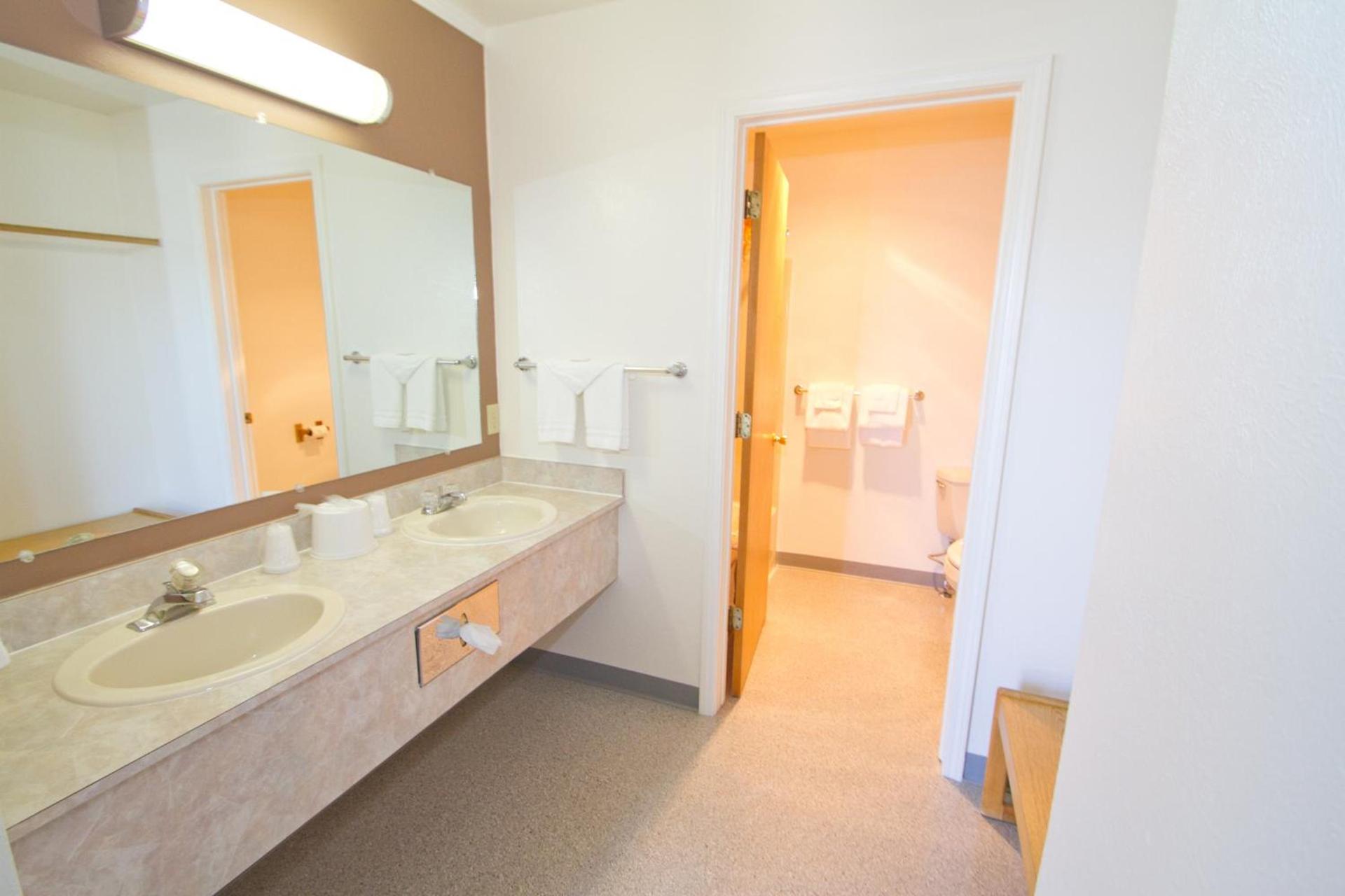Brooks St. Motor Inn photo 10