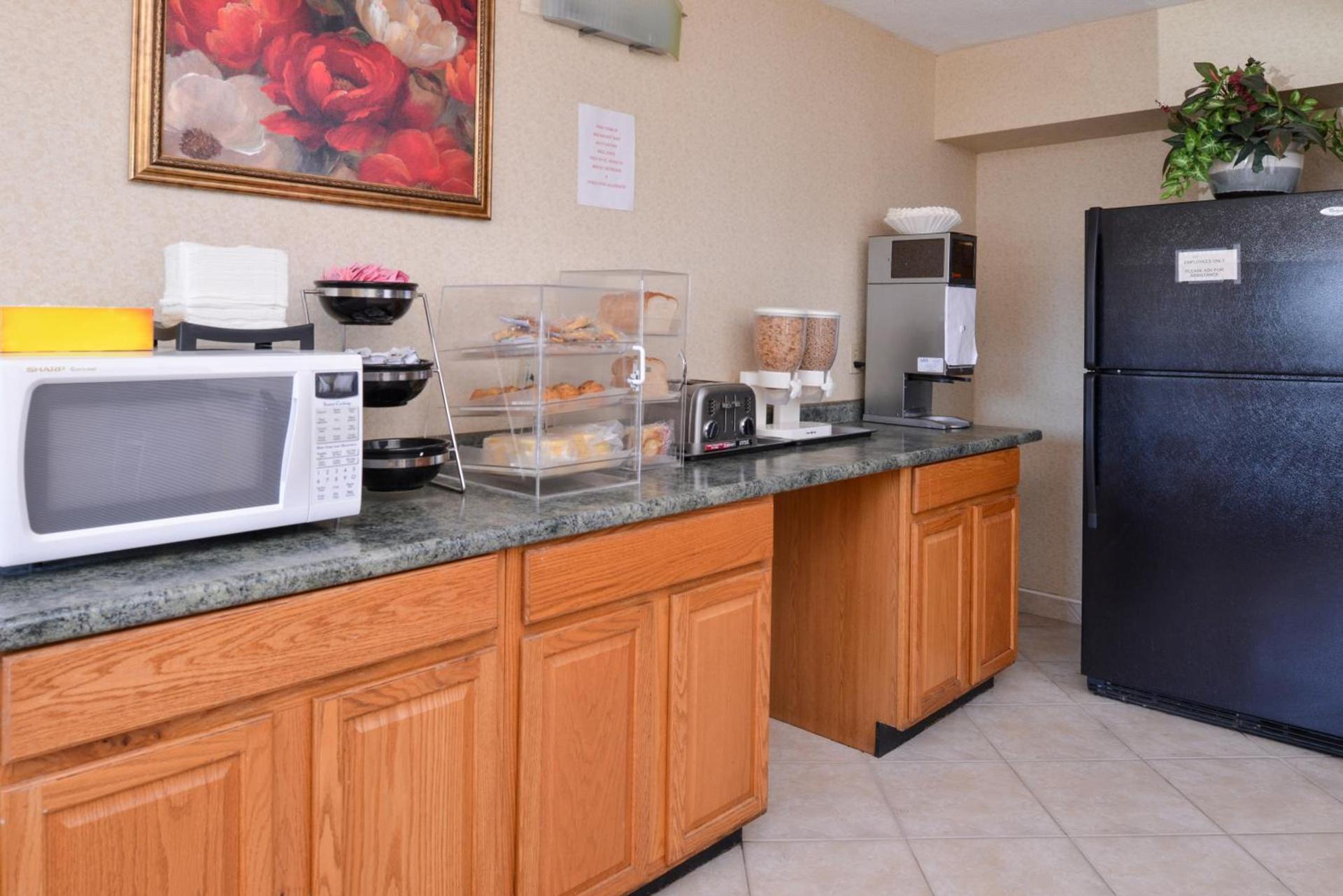 Americas Best Value Inn-Pittsburgh Airport photo 7