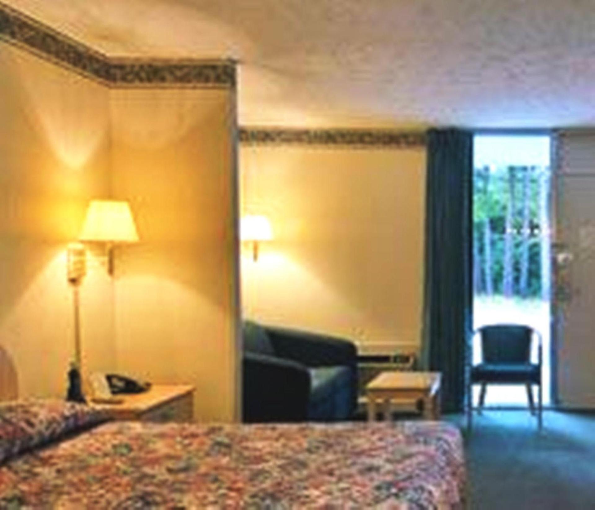 Howard Johnson by Wyndham Commerce GA photo 7