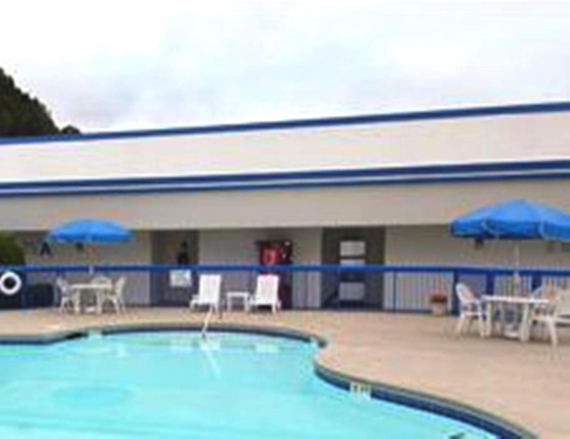 Howard Johnson by Wyndham Commerce GA photo 5
