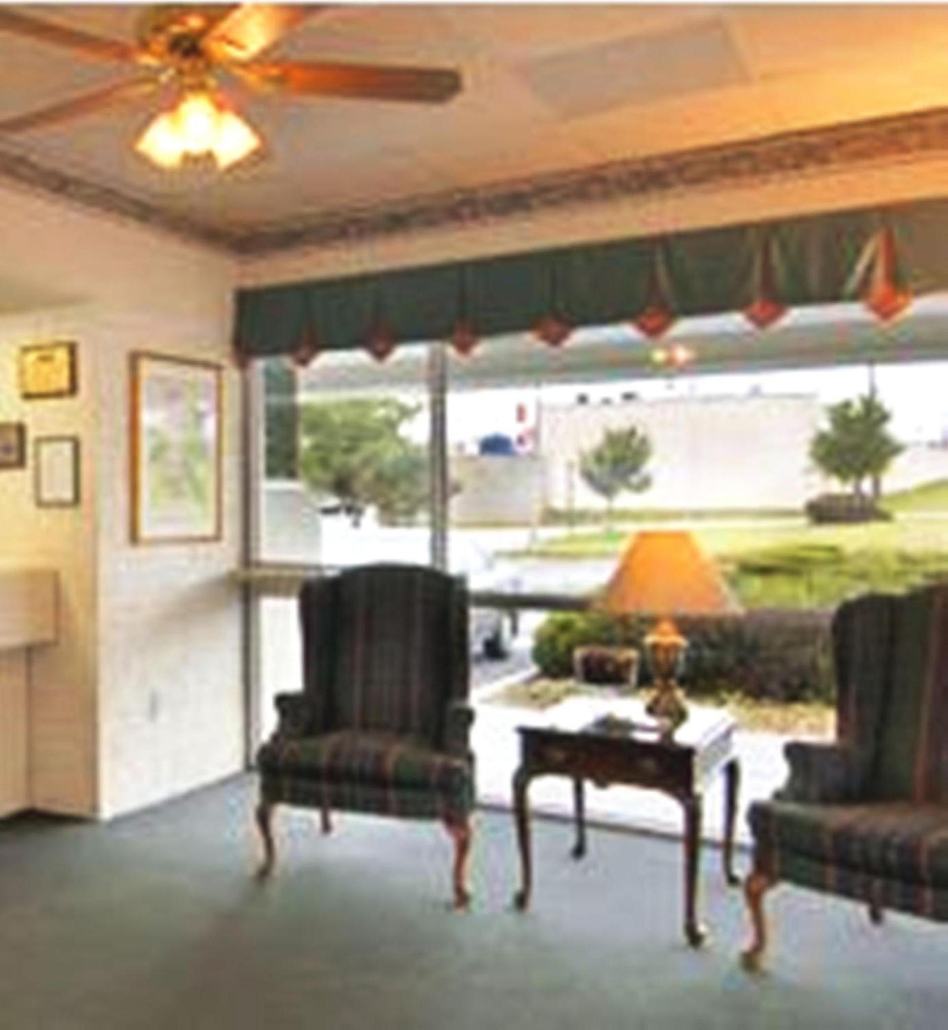 Howard Johnson by Wyndham Commerce GA photo 4