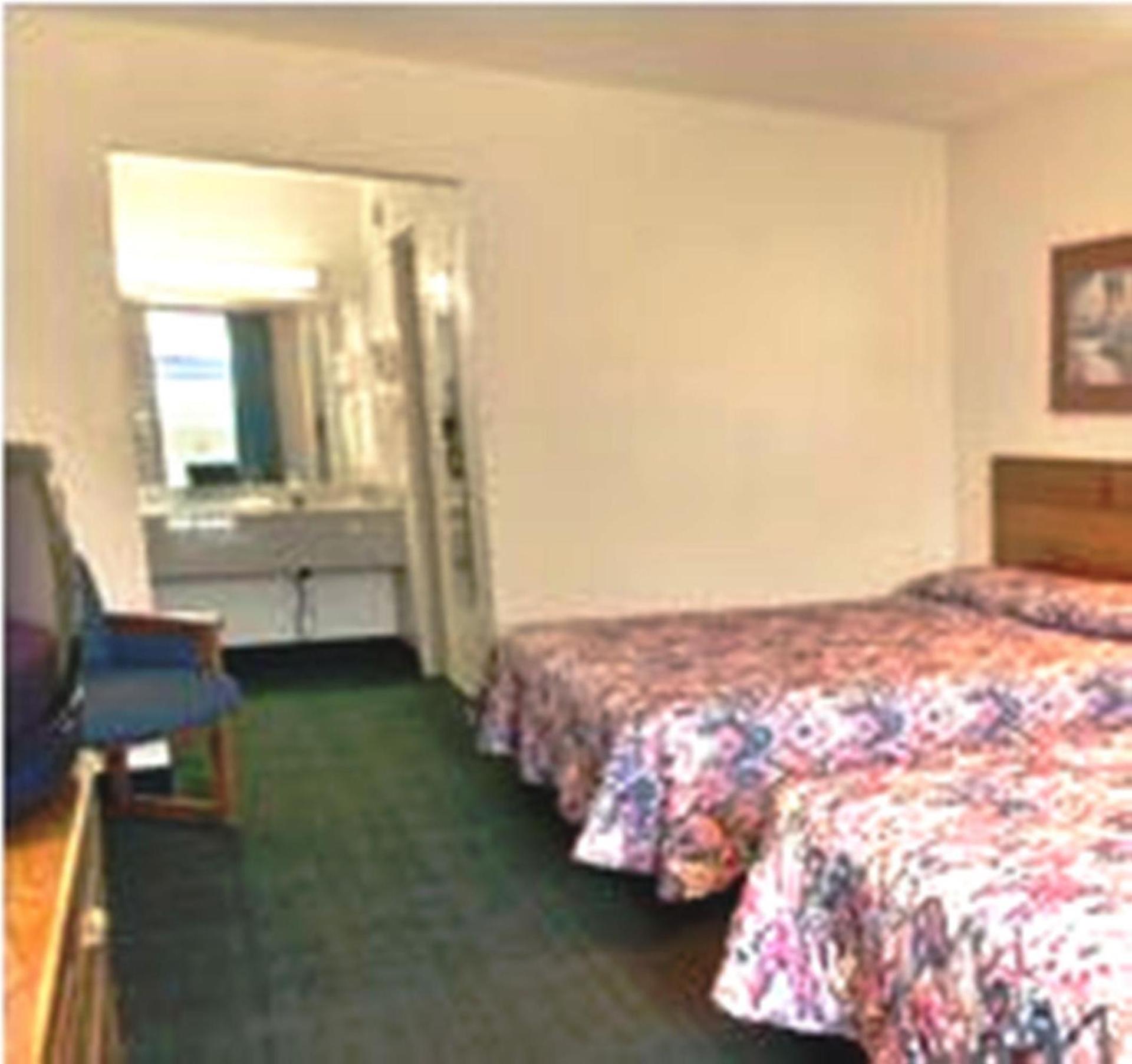 Howard Johnson by Wyndham Commerce GA photo 6