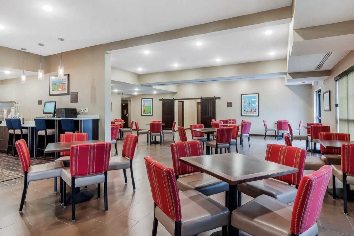 Comfort Suites photo 63