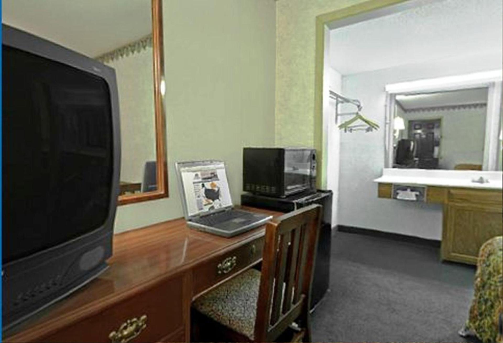 Americas Best Value Inn Anderson SC photo 9