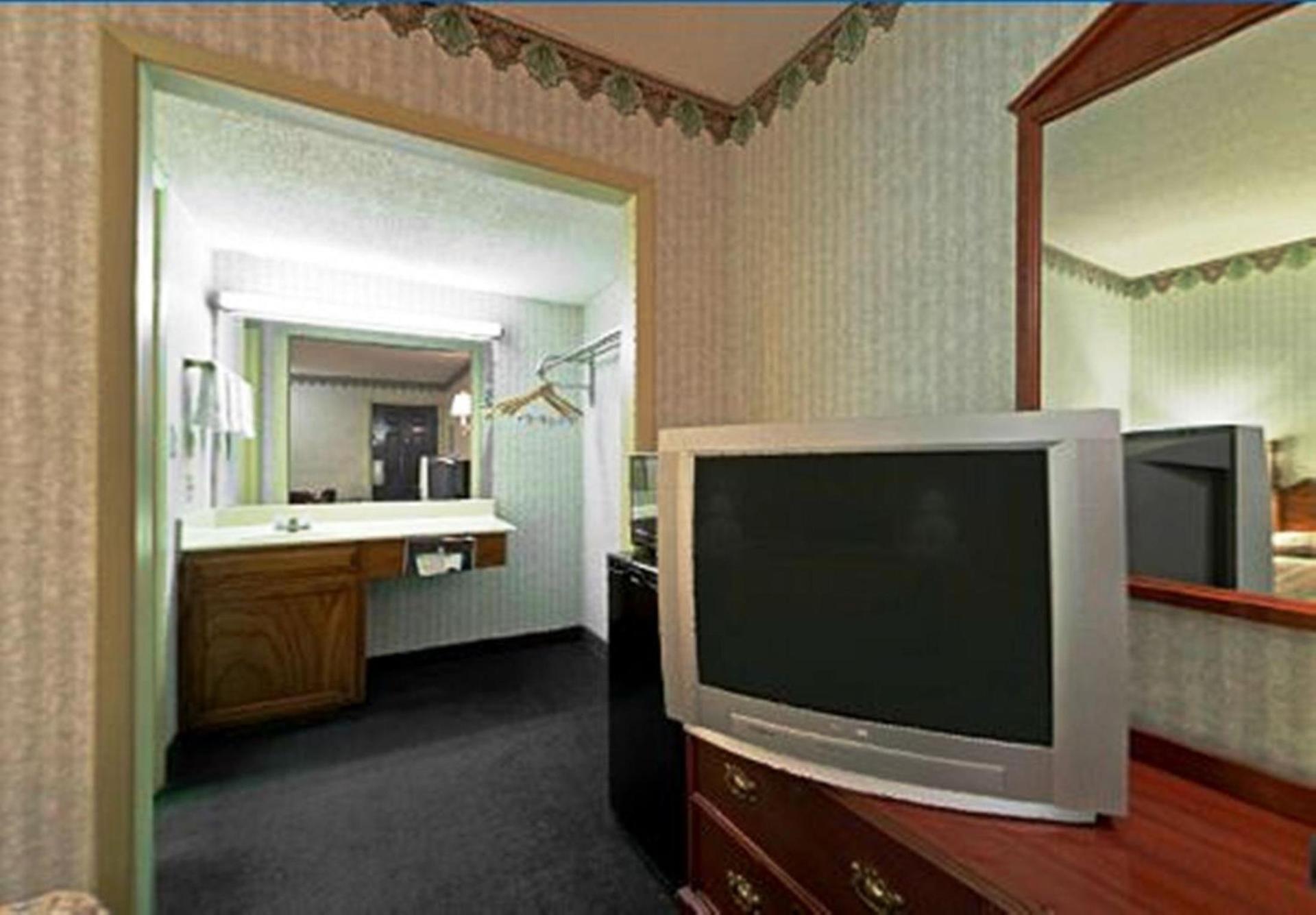 Americas Best Value Inn Anderson SC photo 12