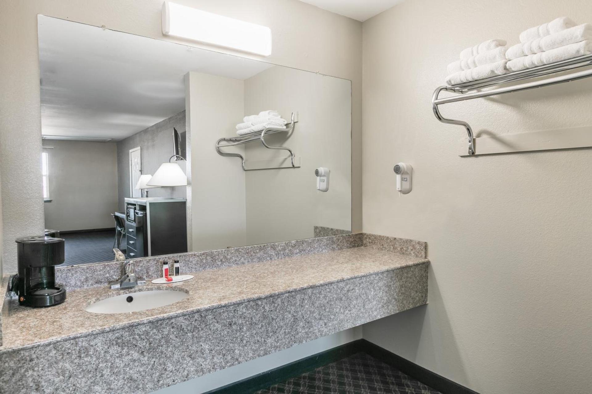 Super 8 by Wyndham Arlington Near AT&T Stadium photo 11