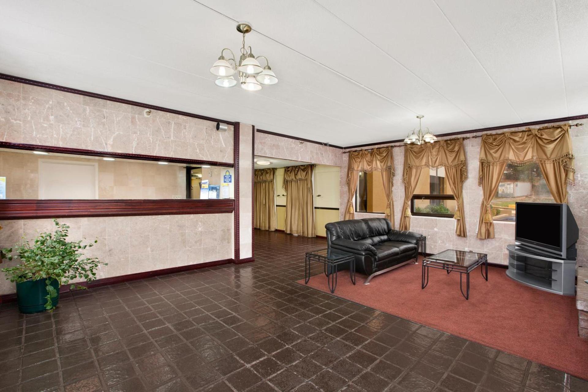 Days Inn by Wyndham Hagerstown I-70 photo 32