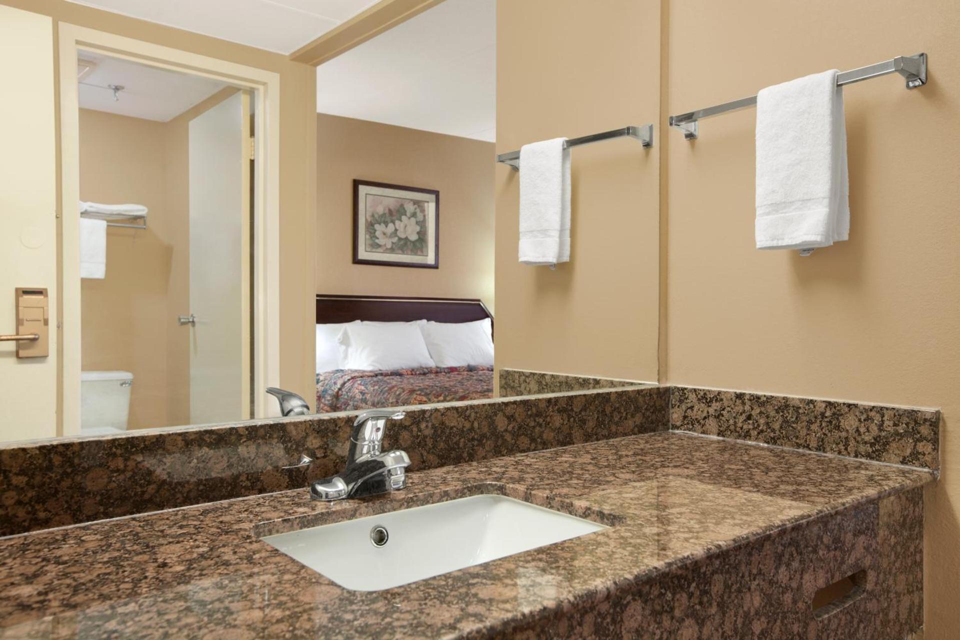 Days Inn by Wyndham Hagerstown I-70 photo 38