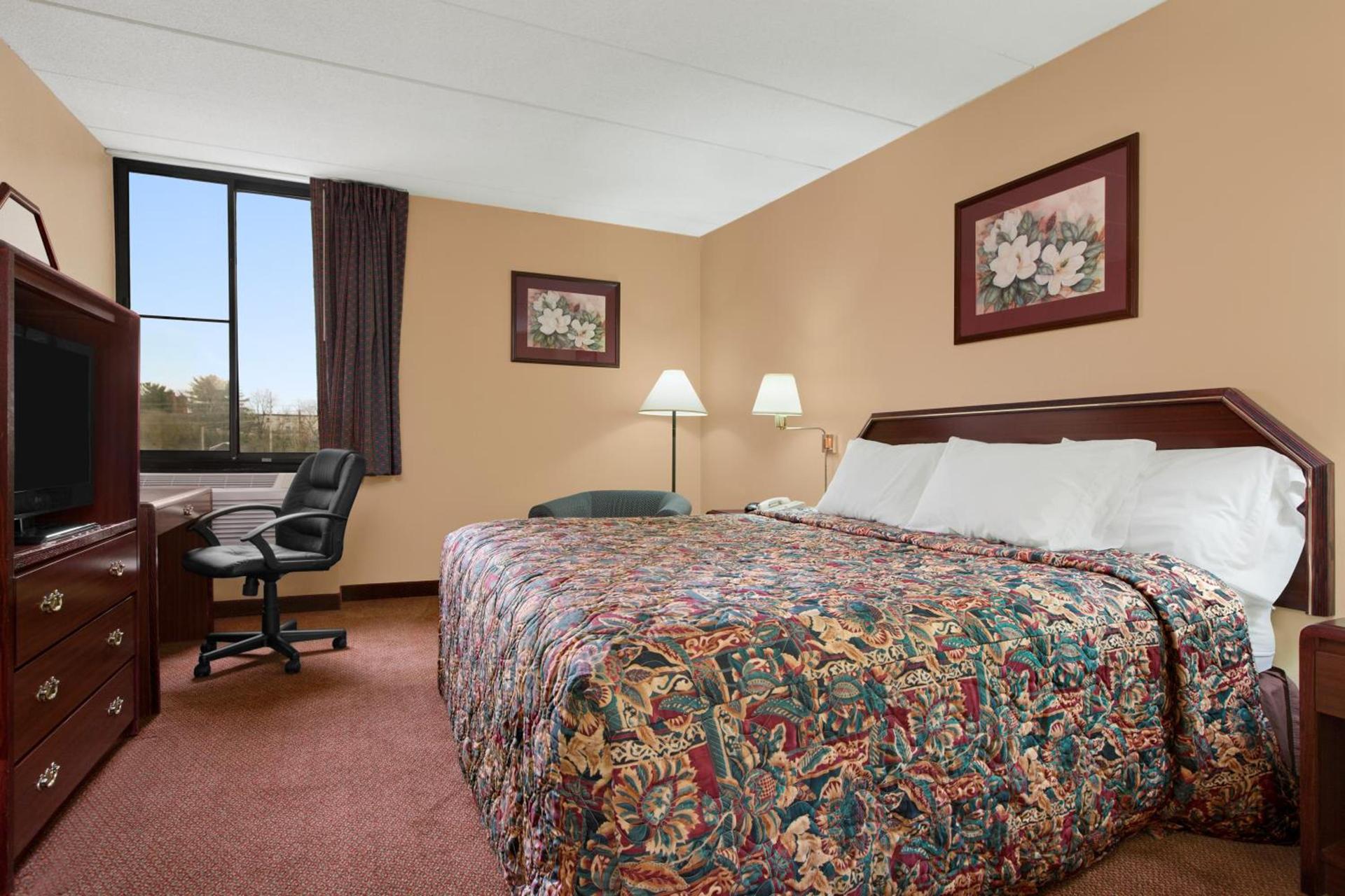 Days Inn by Wyndham Hagerstown I-70 photo 35