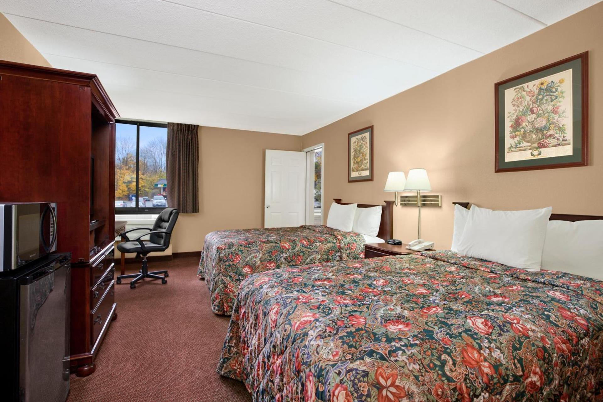 Days Inn by Wyndham Hagerstown I-70 photo 36