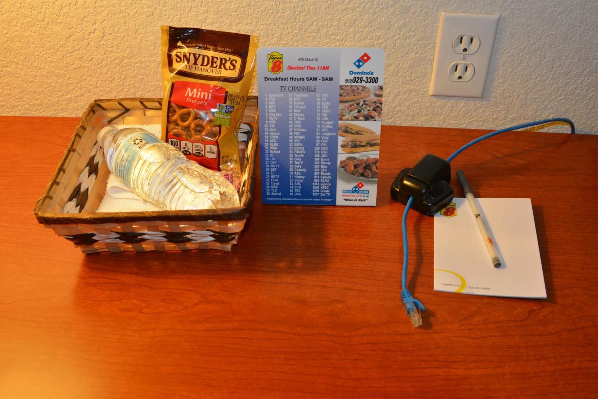 Super 8 by Wyndham Austin/Airport South photo 29