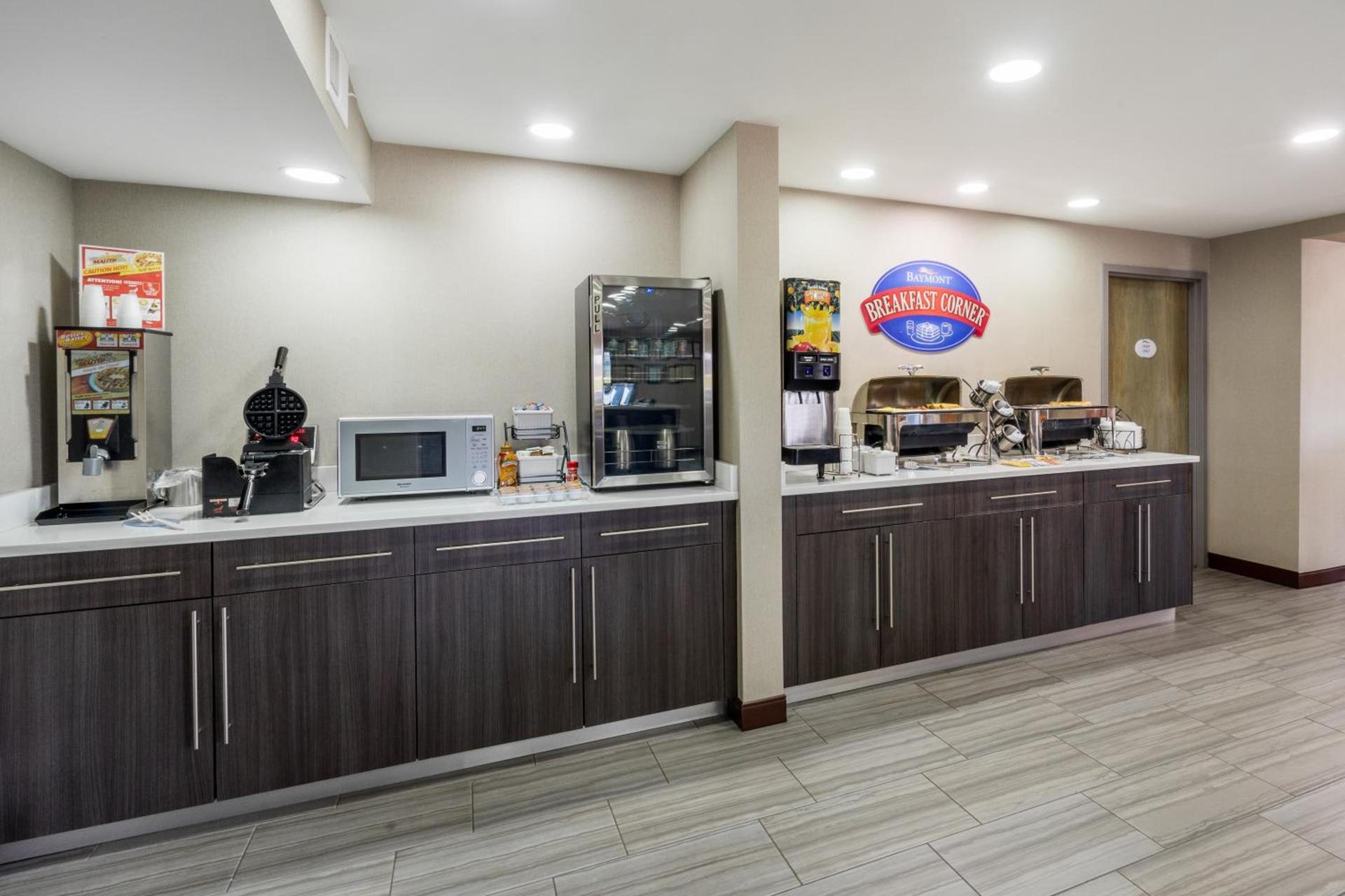Baymont by Wyndham Clarksville photo 14