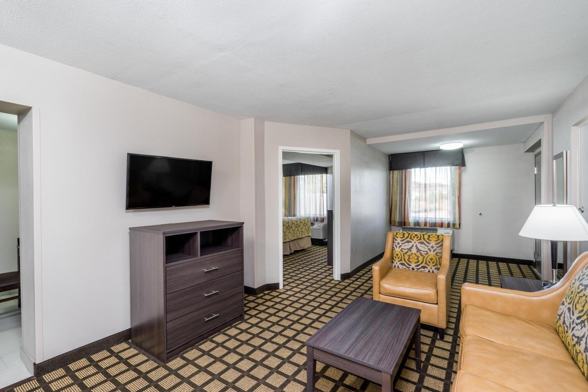 Baymont by Wyndham Clarksville photo 8
