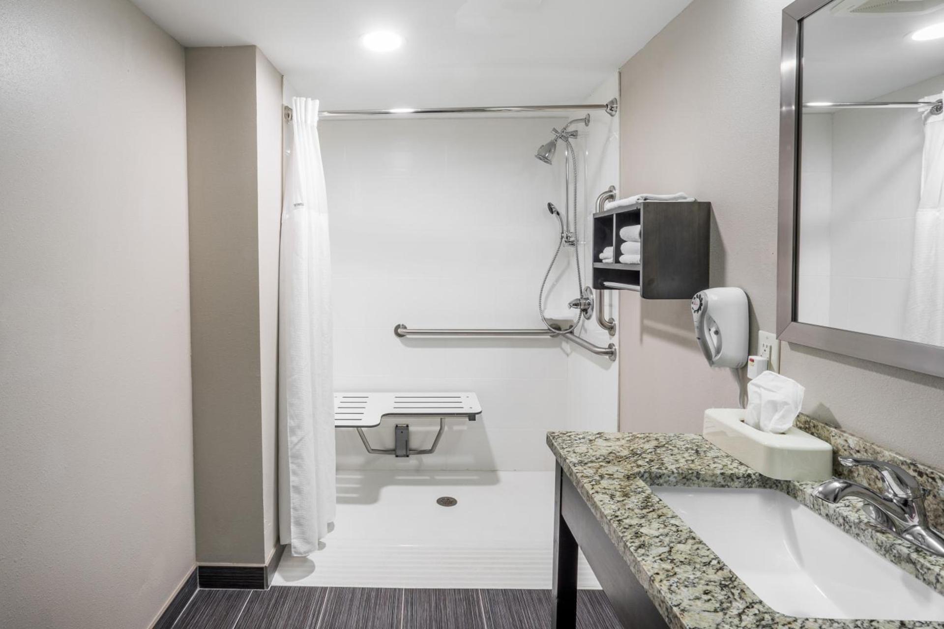Baymont by Wyndham Clarksville photo 5
