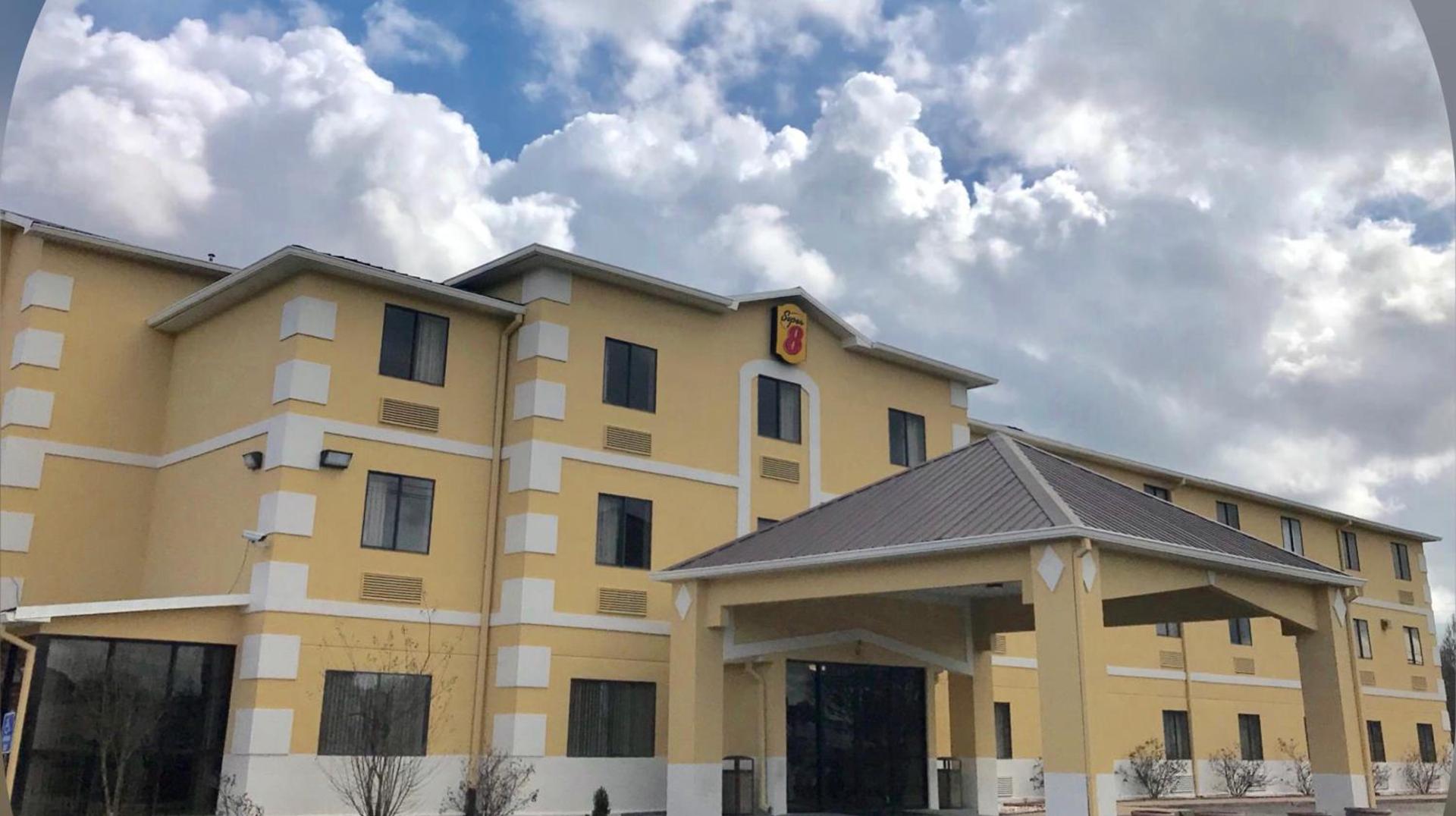 Super 8 by Wyndham Jackson Ridgeland photo 1